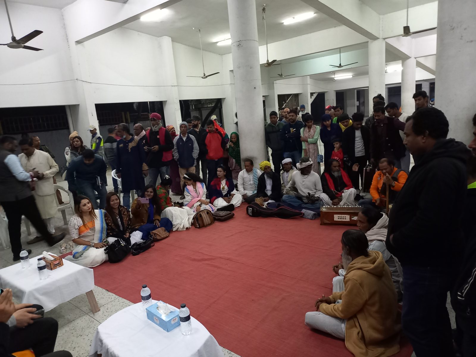 লালন শাহের মাজার কুষ্টিয়া: আখড়া, মেলা, যাতায়াত ও সম্পূর্ণ গাইড 5 লালন শাহের মাজারে বাউল গানের আসর কুষ্টিয়া