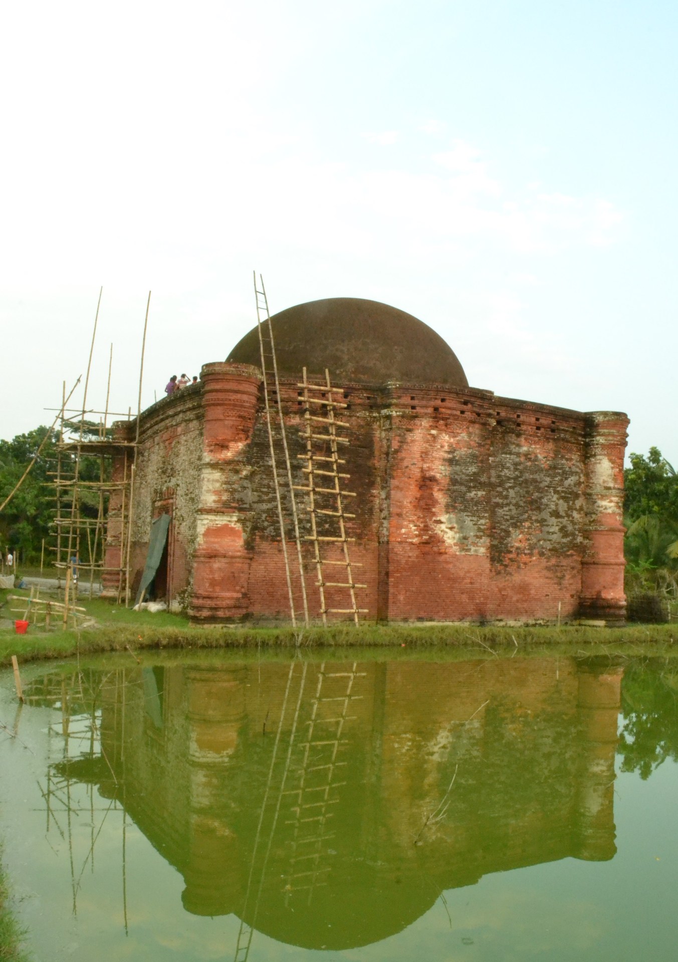 চুনাখোলা মসজিদ, বাগেরহাট: ষাট গম্বুজের পাশে ধানখেতের মাঝে ১৫ শতকের এক গম্বুজের মসজিদ 5 চুনাখোলা মসজিদের পেছনের দিক ও জলাশয়ে প্রতিফলন