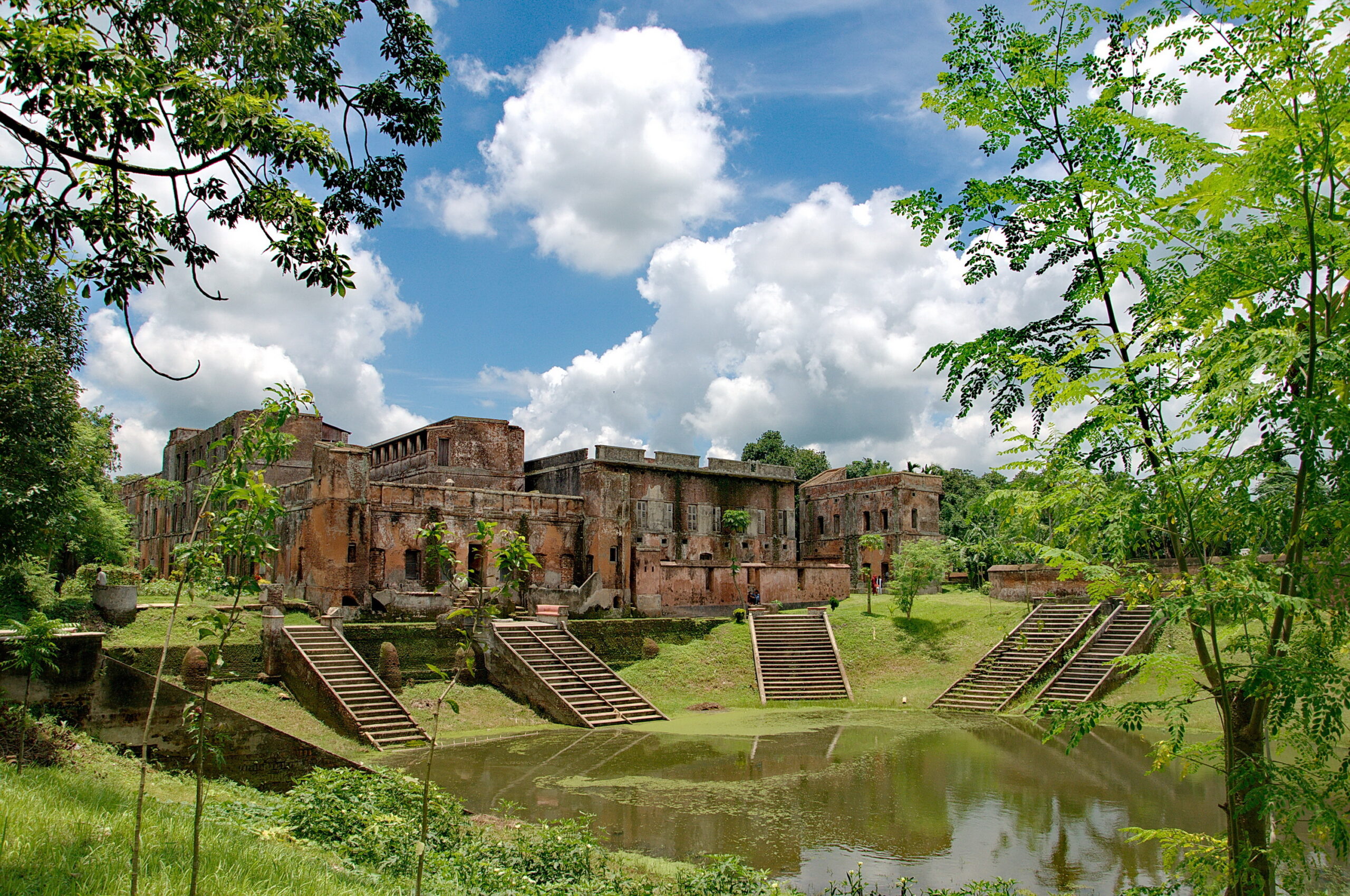 বালিয়াটি প্রাসাদের পুকুর মানিকগঞ্জ