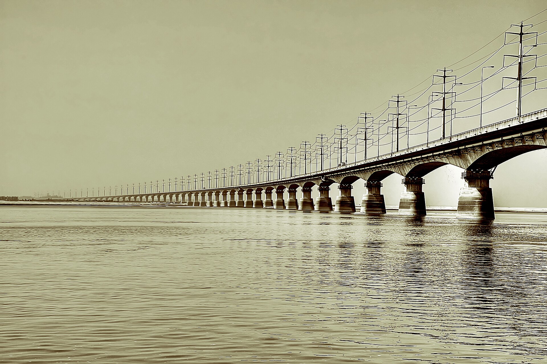 বঙ্গবন্ধু সেতু, টাঙ্গাইল — যমুনা নদীর ওপর বাংলাদেশের দীর্ঘতম সেতু