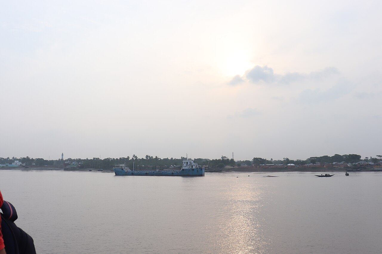 রূপসা ঘাট, খুলনা — বেলস পার্কের কাছের নদীতীর