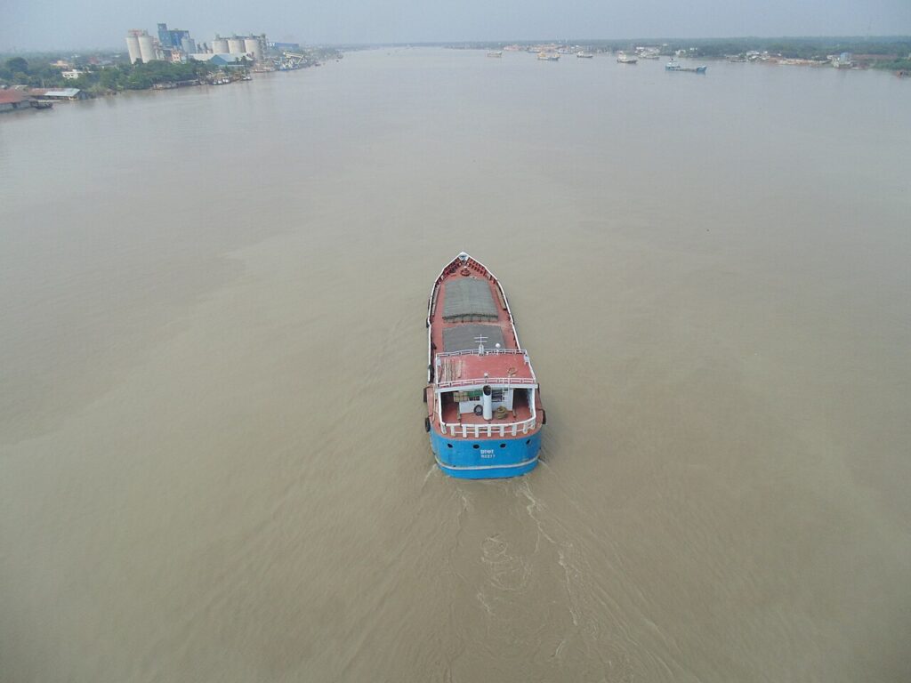 বেলস পার্কের পাশ দিয়ে বয়ে যাওয়া রূপসা নদী, খুলনা