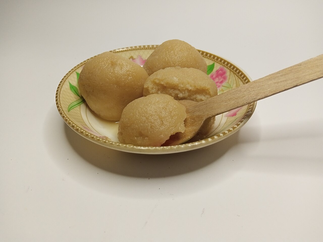 রসগোল্লার প্লেট, ভাগ্যকুল মিষ্টির ধরনে