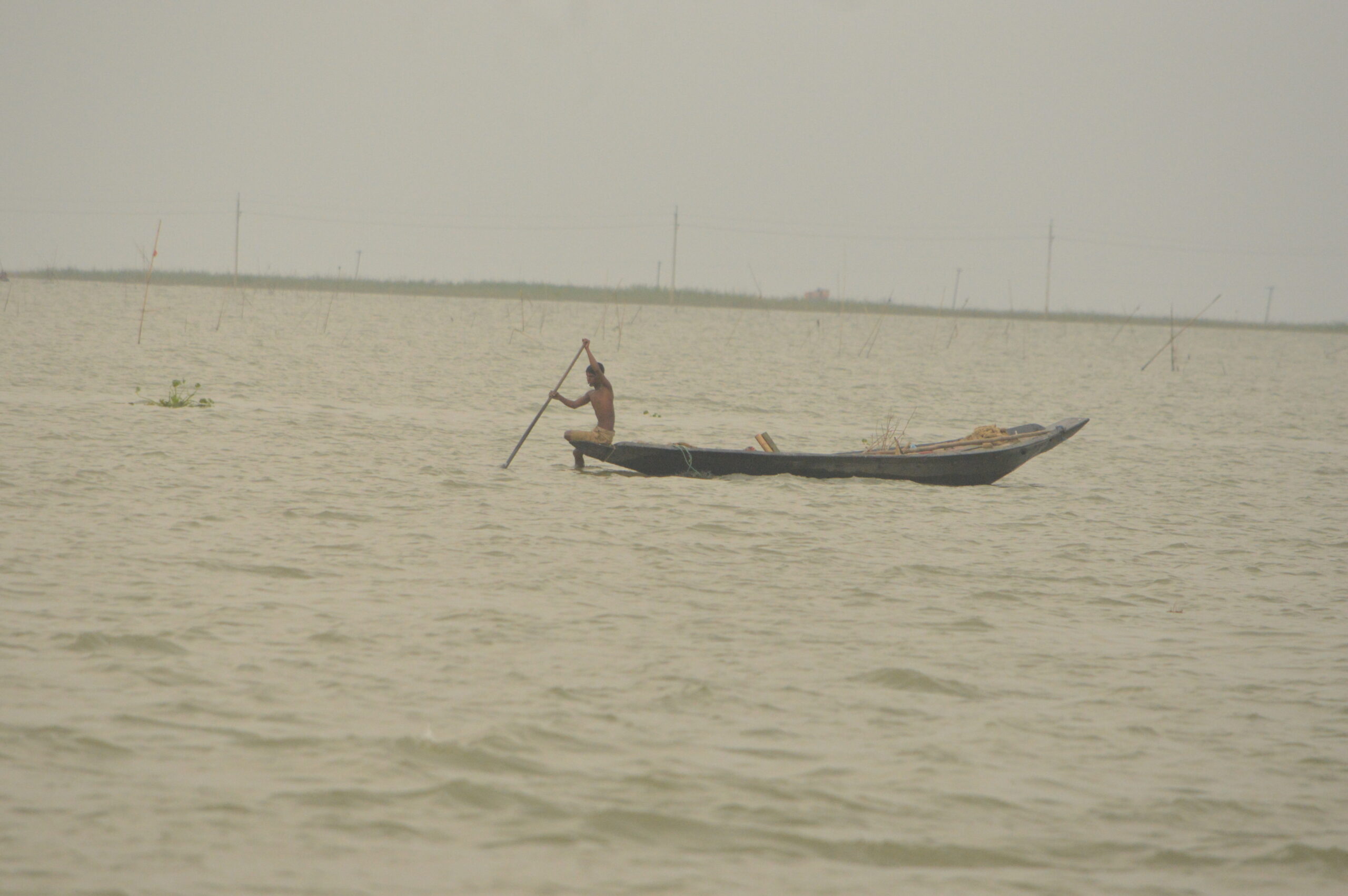 ইটনা হাওর, কিশোরগঞ্জ: হাওর সড়ক, নৌকা ভ্রমণ ও একদিনের প্ল্যান 4 কিশোরগঞ্জ হাওরে মাঝি ও নৌকা