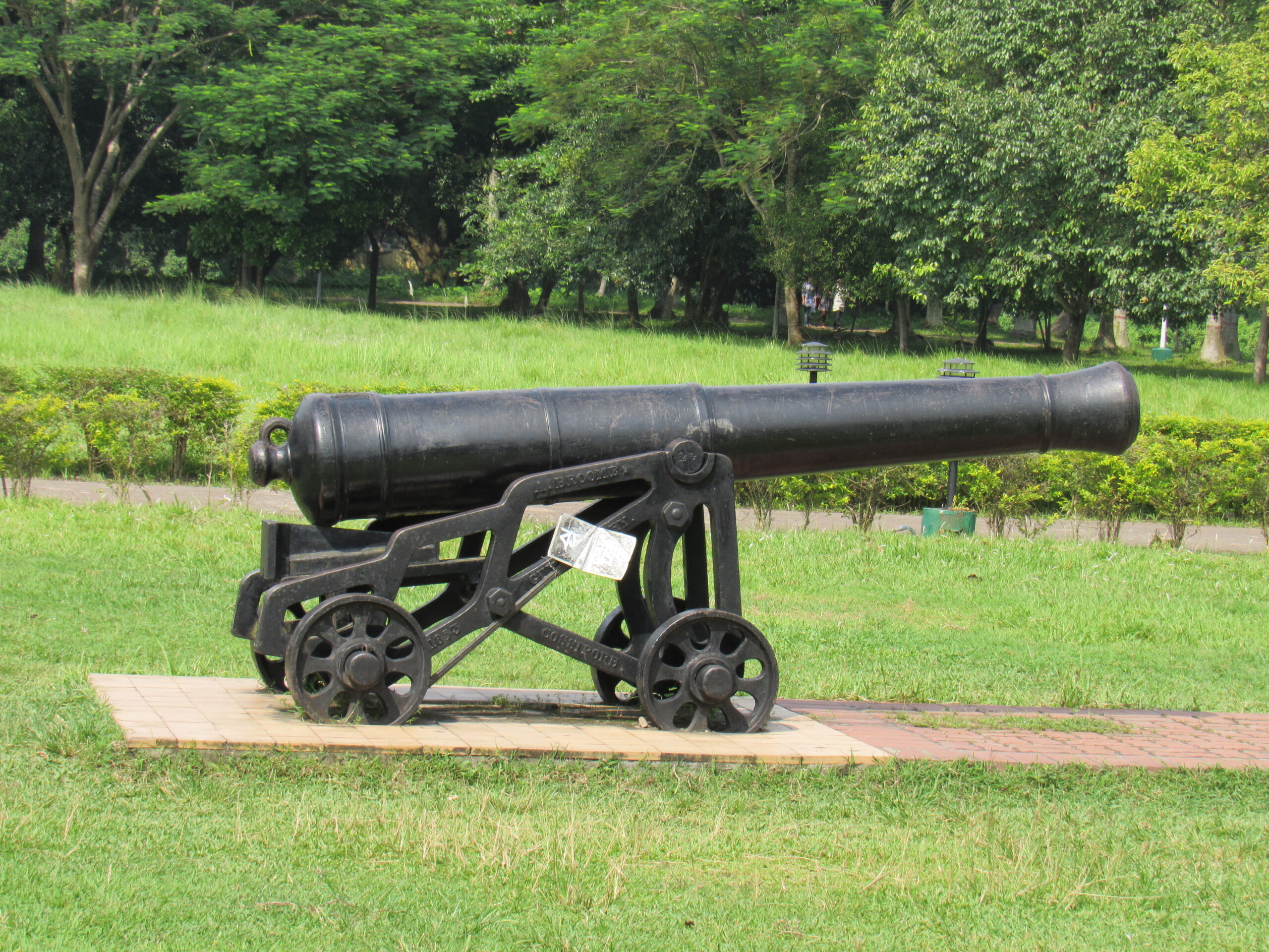 উত্তরা গণভবন নাটোর: দিঘাপতিয়া রাজবাড়ির ইতিহাস, স্থাপত্য ও ভ্রমণ গাইড 3 উত্তরা গণভবন নাটোরের প্রাঙ্গণে পুরোনো কামান