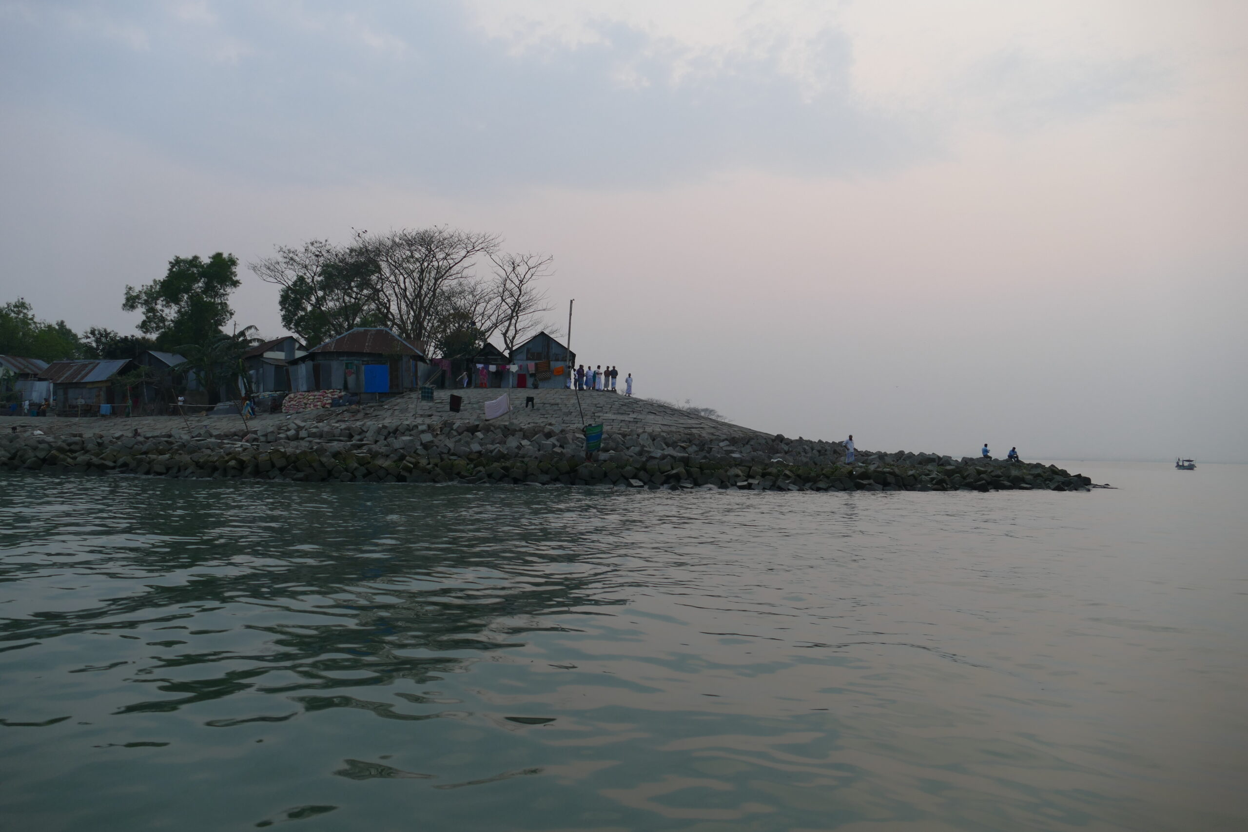 চাঁদপুরের হোটেল: সেরা 7টি থাকার ঠিকানা, ভাড়া ও বুকিং গাইড 1 মেঘনা নদী থেকে চাঁদপুর শহর (প্রতিনিধিত্বমূলক ছবি)