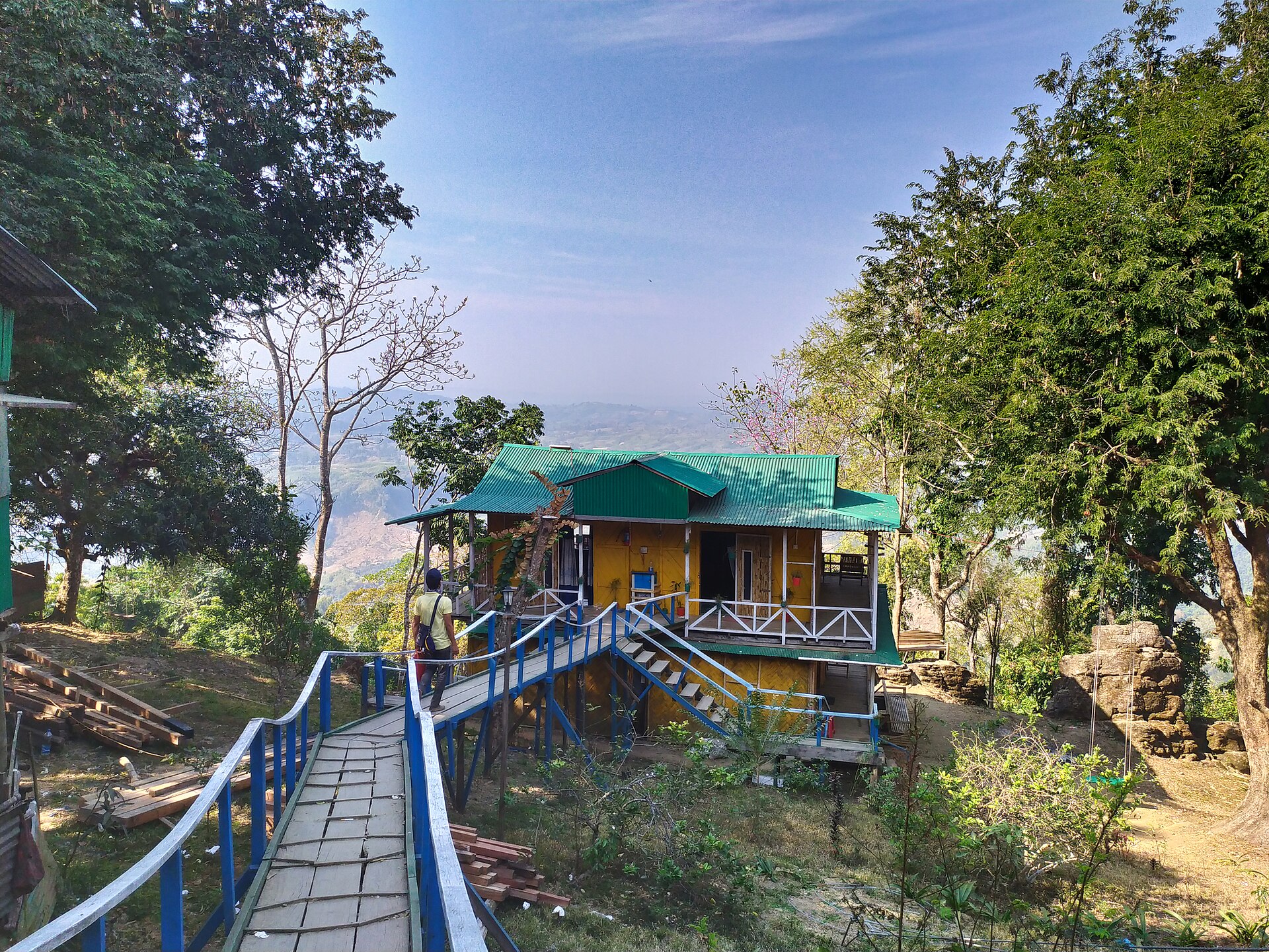 রুংরাং রিসোর্ট সাজেক: রুম ভাড়া, বুকিং ও সম্পূর্ণ গাইড 1 সাজেক ভ্যালির কটেজ — রুংরাং রিসোর্টের কাঠের ভবনের মতো পাহাড়ি কটেজ (প্রতিনিধিত্বমূলক ছবি)