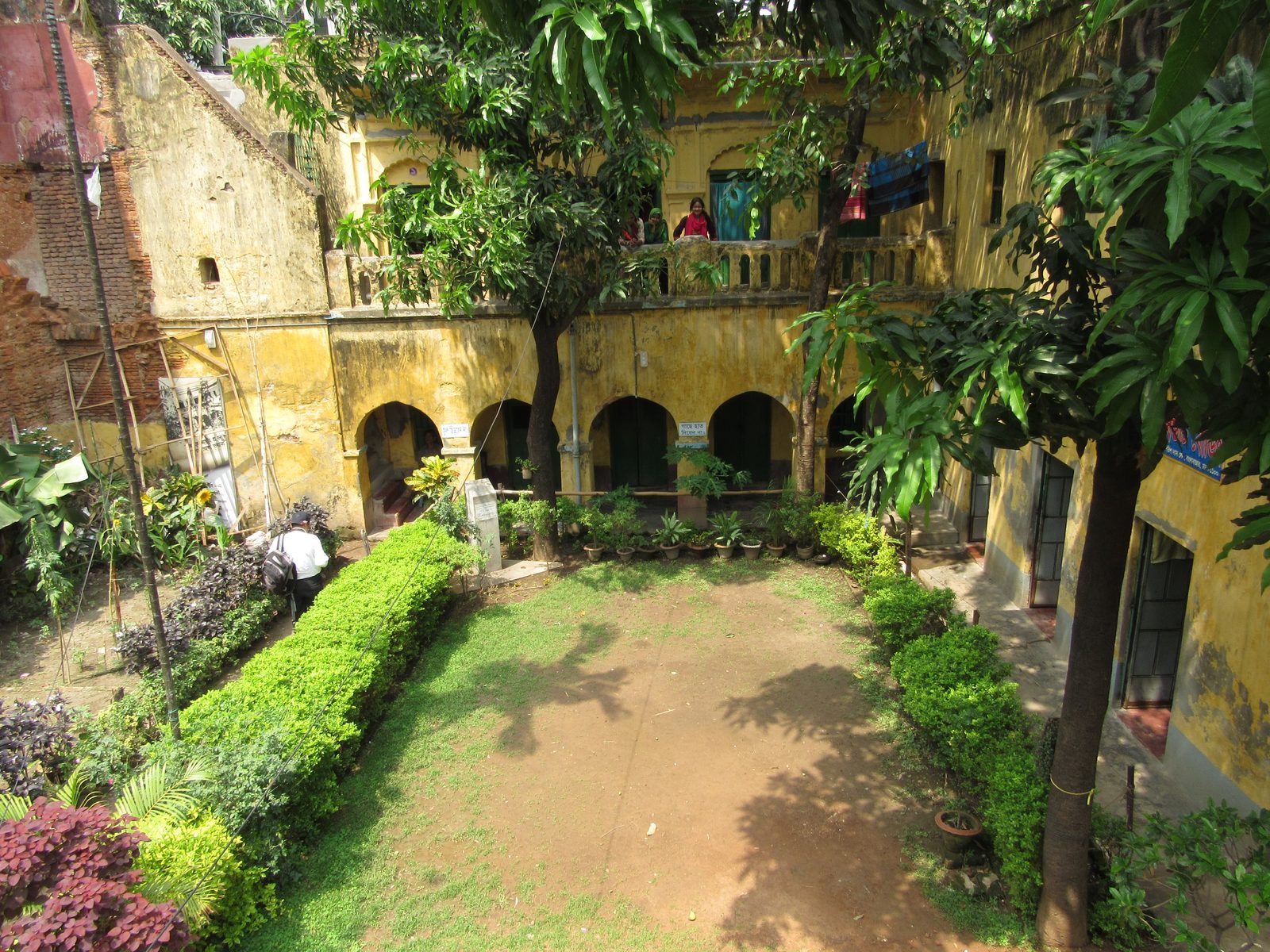 বিউটি বোর্ডিং ঢাকা: পুরান ঢাকার কবি-সাহিত্যিকদের আড্ডা, খাবার ও থাকার সম্পূর্ণ গাইড 1 বিউটি বোর্ডিংয়ের খোলা উঠোন