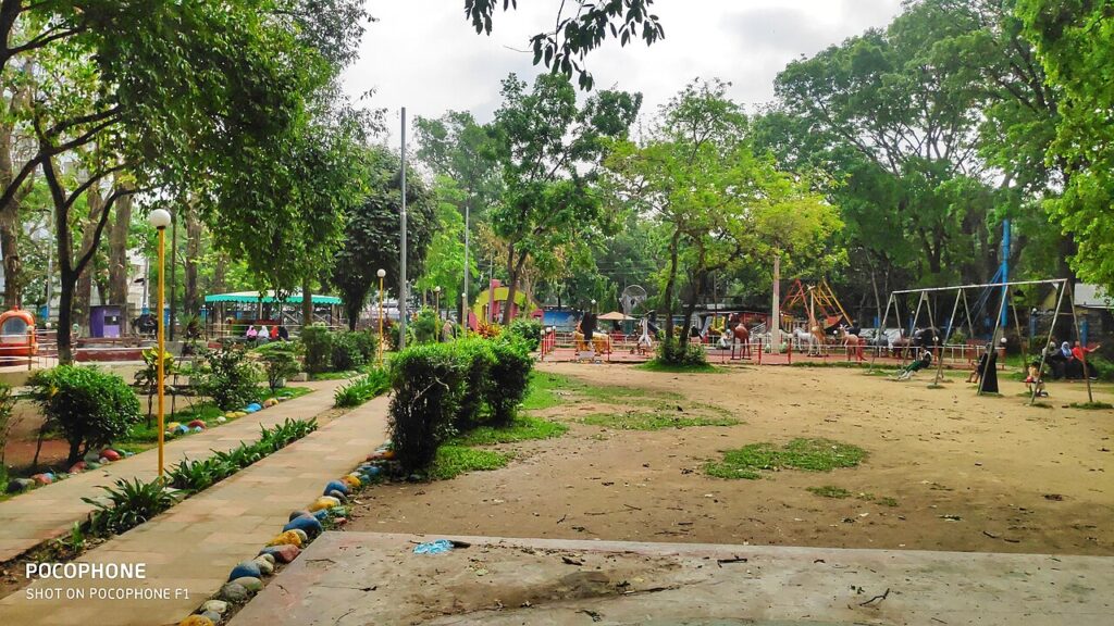 ধর্মসাগর: কুমিল্লার ঐতিহাসিক দিঘি ও ভ্রমণ গাইড 2 ধর্মসাগর পার্কের দৃশ্য