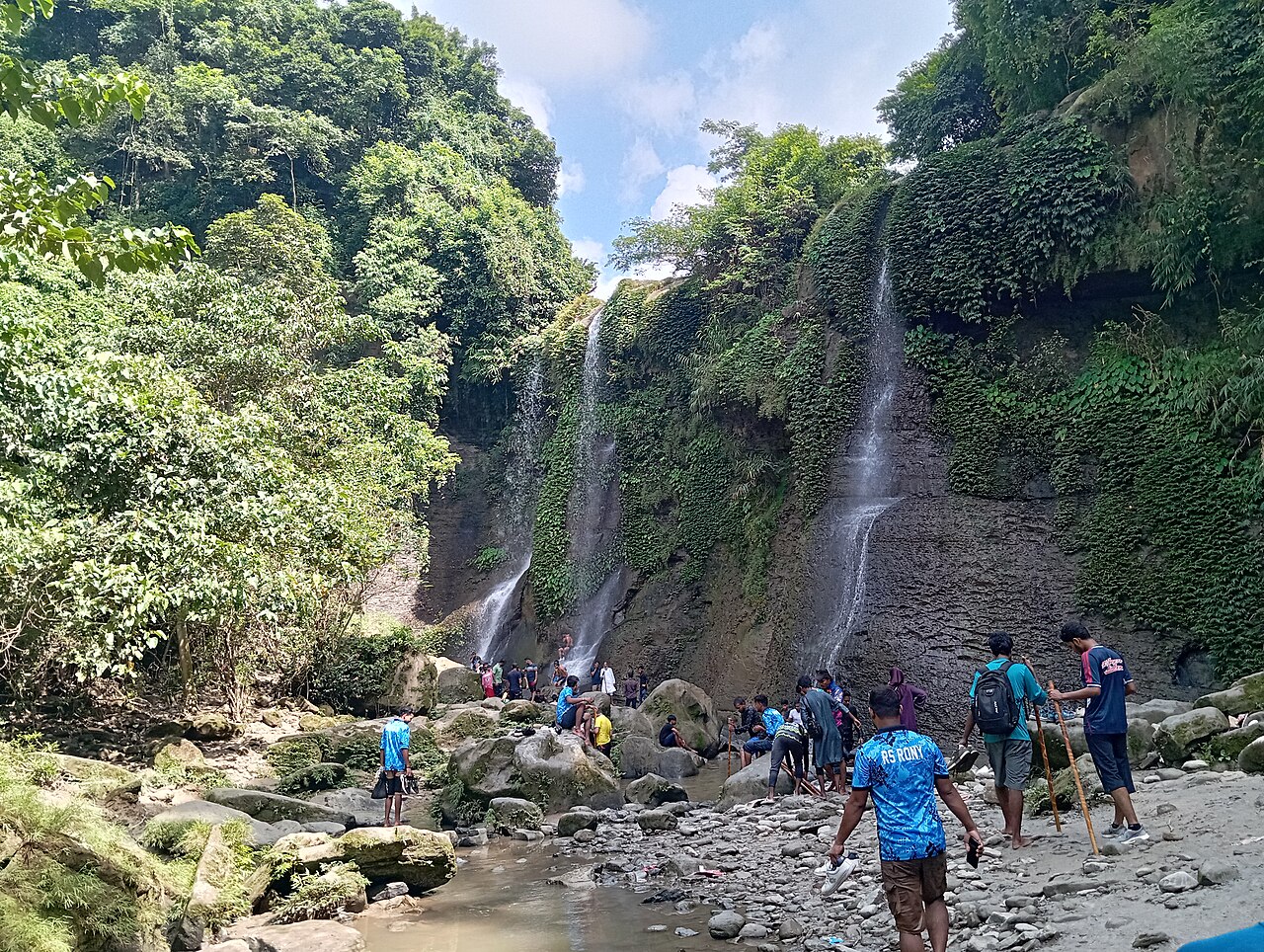 সুপ্তধারা ঝর্ণা সীতাকুণ্ড: ইকোপার্কের ঘুমন্ত ঝর্ণার সম্পূর্ণ ভ্রমণ গাইড 3 সুপ্তধারা ঝর্ণার ধারা পাহাড় থেকে নেমে আসছে