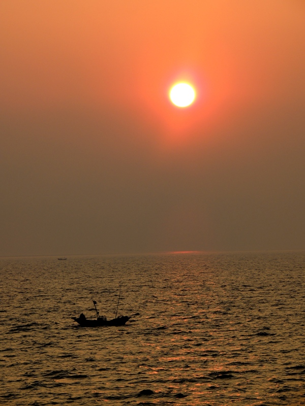 মনপুরা দ্বীপ ভ্রমণ গাইড: লঞ্চ ভাড়া, থাকা-খাওয়া ও ক্যাম্পিং 1 মনপুরা দ্বীপ মেঘনা নদীতে সূর্যোদয়