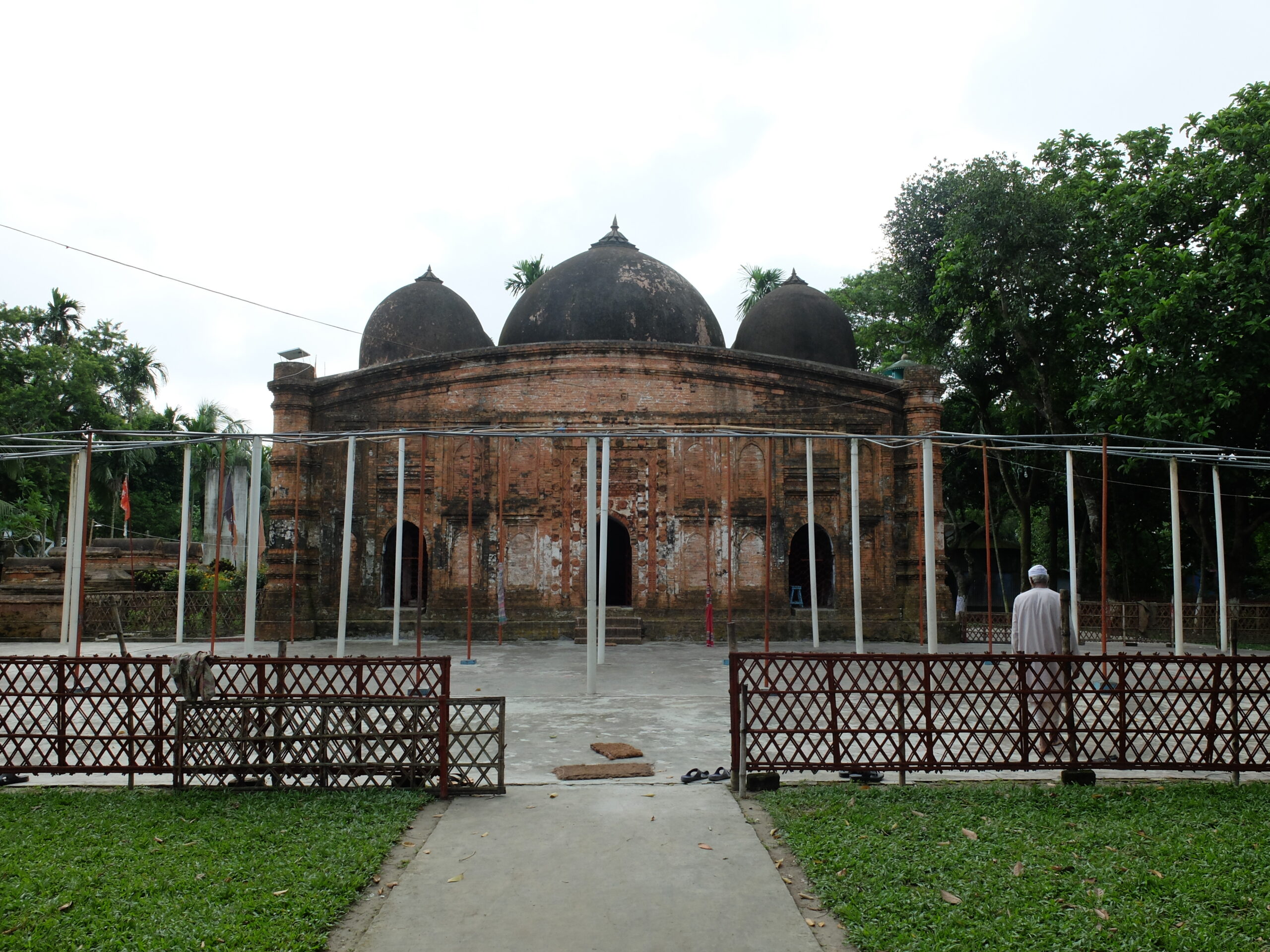 অষ্টগ্রাম হাওর, কিশোরগঞ্জ: নৌকা ভ্রমণ, কুতুব শাহ মসজিদ, পনির ও একদিনের প্ল্যান 1 অষ্টগ্রাম কুতুব শাহ মসজিদের সামনের দৃশ্য