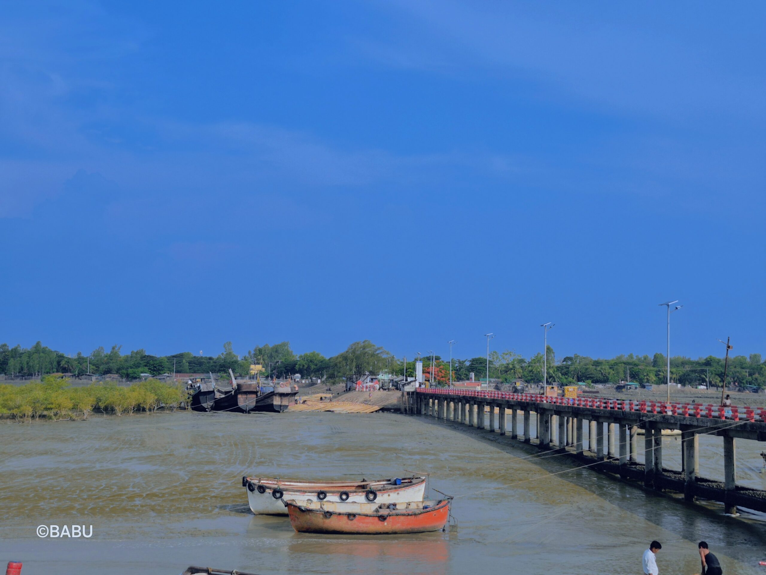 কুতুবদিয়া দ্বীপ ভ্রমণ গাইড: বাতিঘর, নির্জন সৈকত ও যাওয়ার সম্পূর্ণ উপায় 4 কুতুবদিয়া ফেরি ঘাটে মাছ ধরার নৌকা