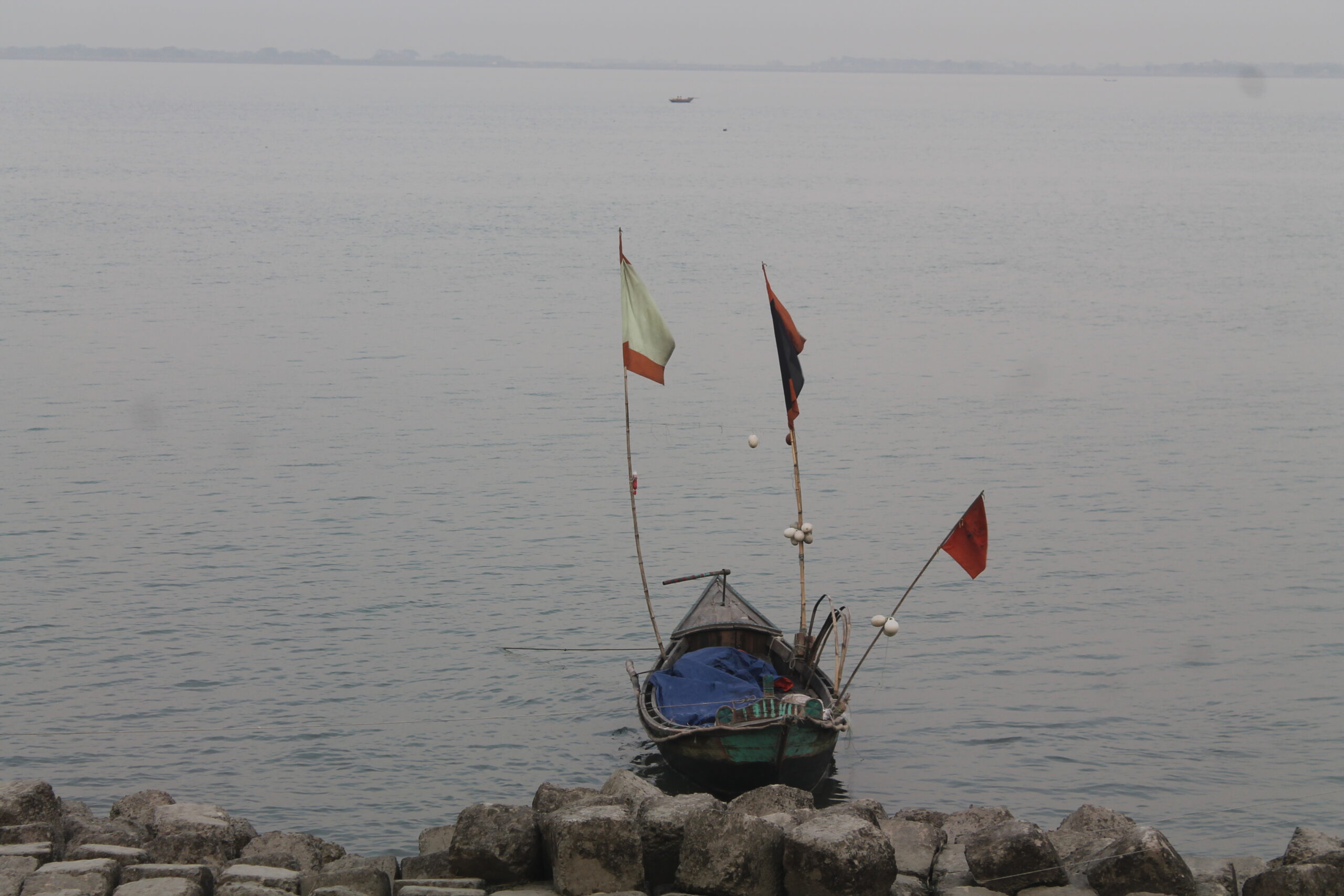 মেঘনা নদীতে মাছ ধরার নৌকা মনপুরা