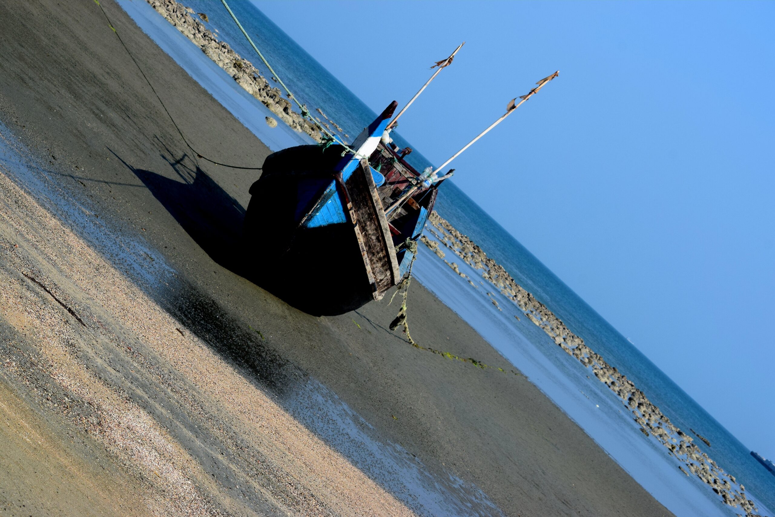 সেন্টমার্টিনের সৈকতে মাছ ধরার নৌকা