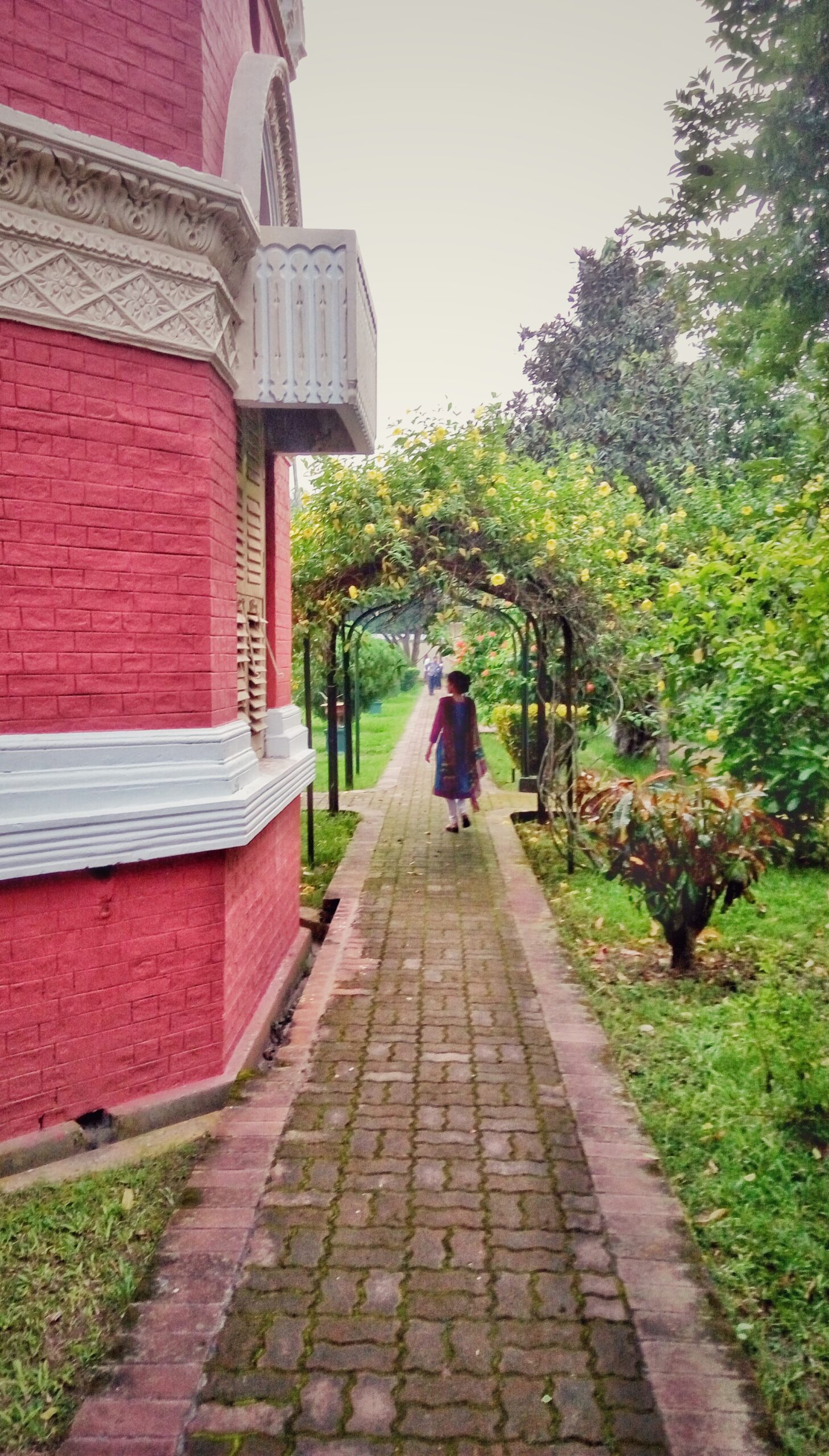 উত্তরা গণভবন নাটোর: দিঘাপতিয়া রাজবাড়ির ইতিহাস, স্থাপত্য ও ভ্রমণ গাইড 2 উত্তরা গণভবন নাটোরের বাগানের হাঁটাপথ