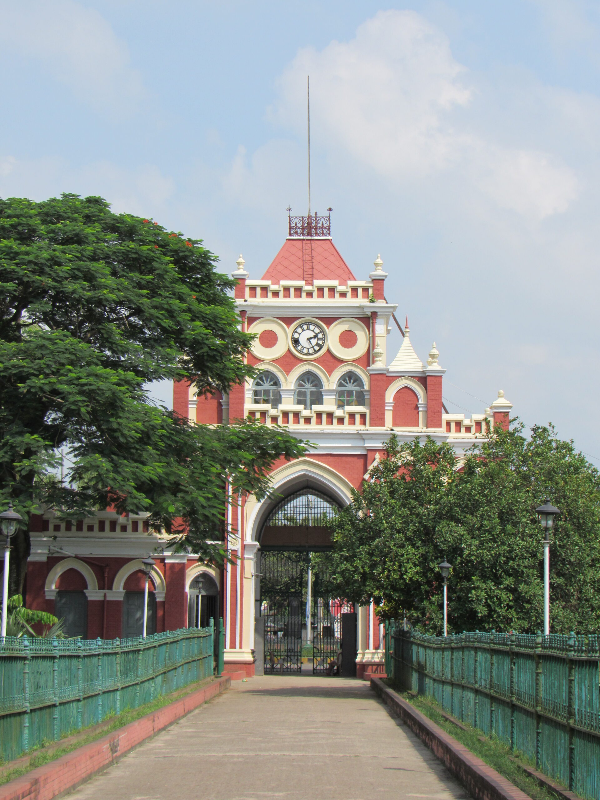 উত্তরা গণভবন নাটোর: দিঘাপতিয়া রাজবাড়ির ইতিহাস, স্থাপত্য ও ভ্রমণ গাইড 1 উত্তরা গণভবন নাটোরের প্রধান ফটক ও ঘড়ি টাওয়ার