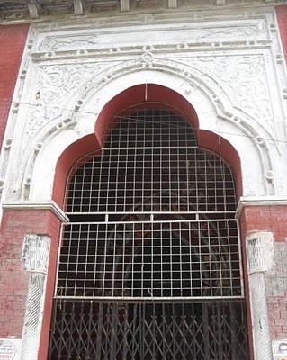 নর্থব্রুক হল, ঢাকা: লালকুঠির ইতিহাস, স্থাপত্য ও ভ্রমণ গাইড 1 নর্থব্রুক হলের ফটক ঢাকা