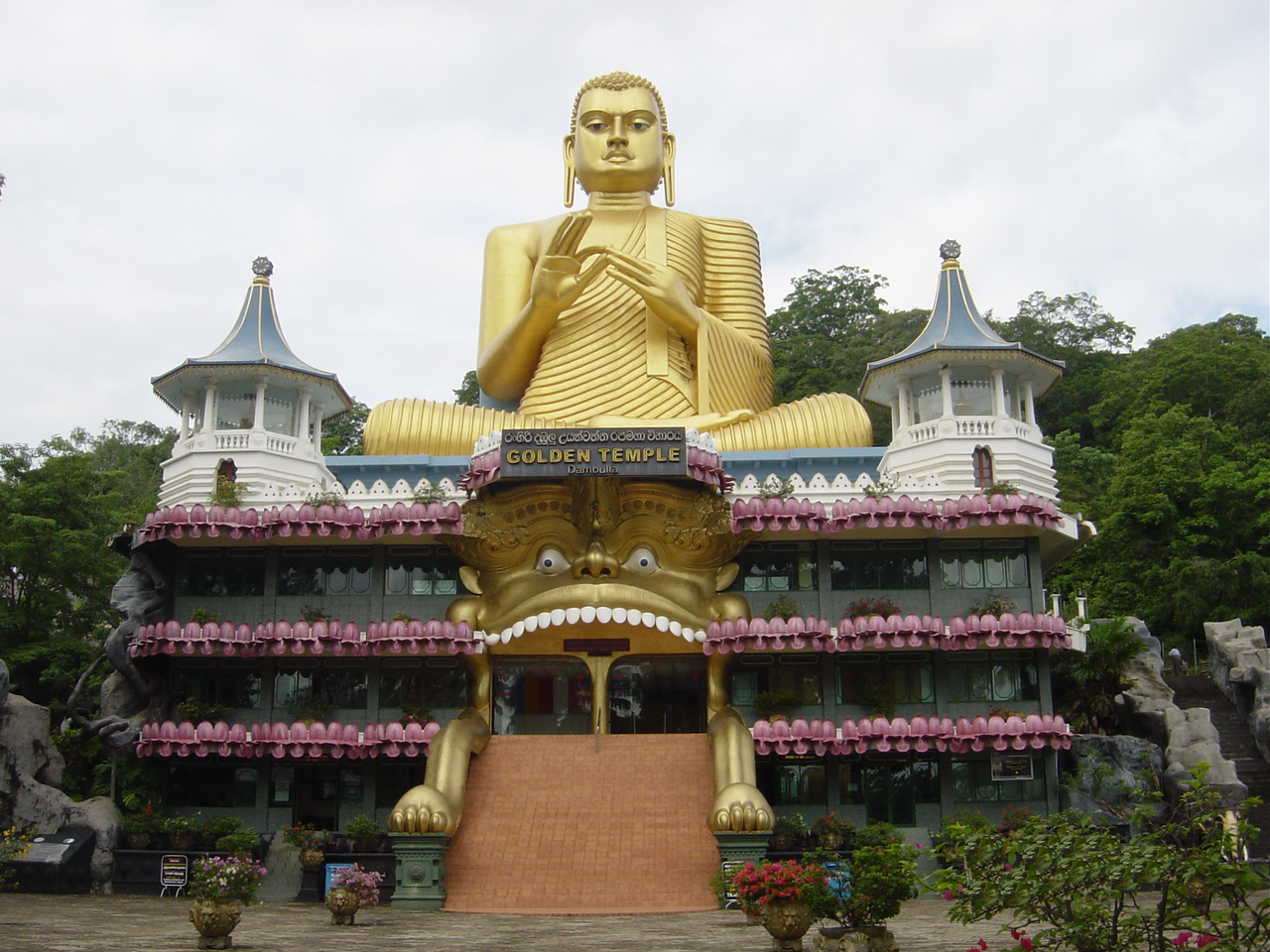 স্বর্ণমন্দিরে ধ্যানরত বুদ্ধ মূর্তি