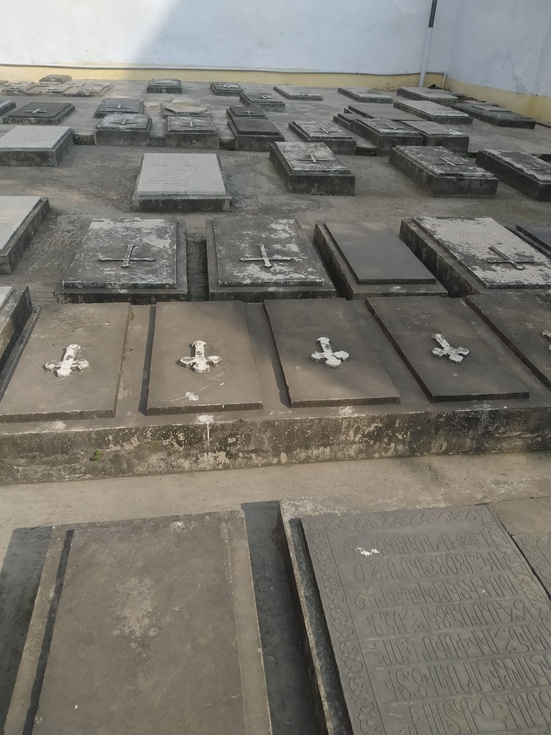 আর্মেনিয়ান চার্চ ঢাকা: আরমানিটোলার 1781 সালের ঐতিহাসিক গির্জা ও কবরস্থান ভ্রমণ গাইড 4 আর্মেনিয়ান চার্চের কবরস্থান