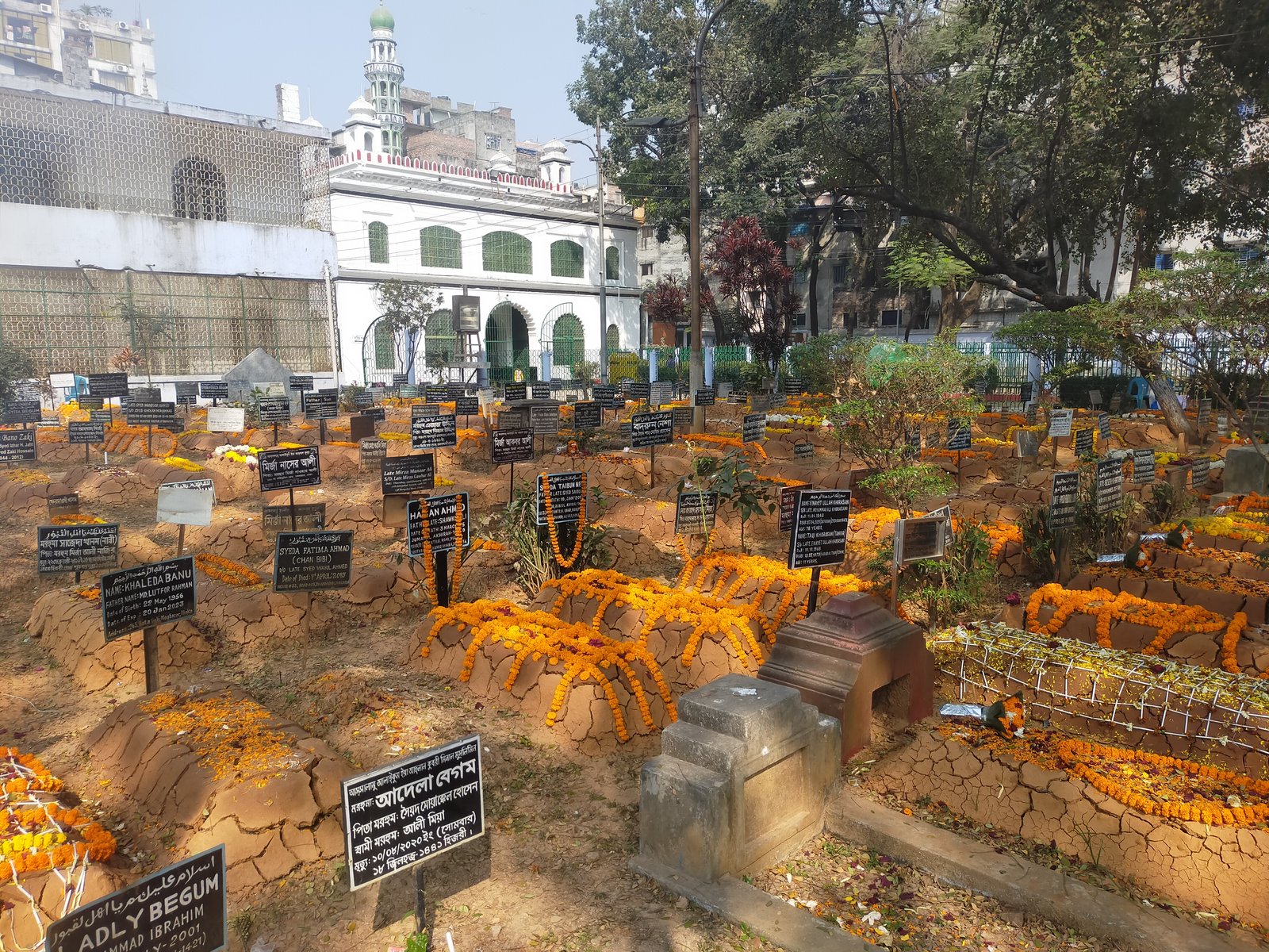 হোসেনী দালান প্রাঙ্গণের কবরস্থান