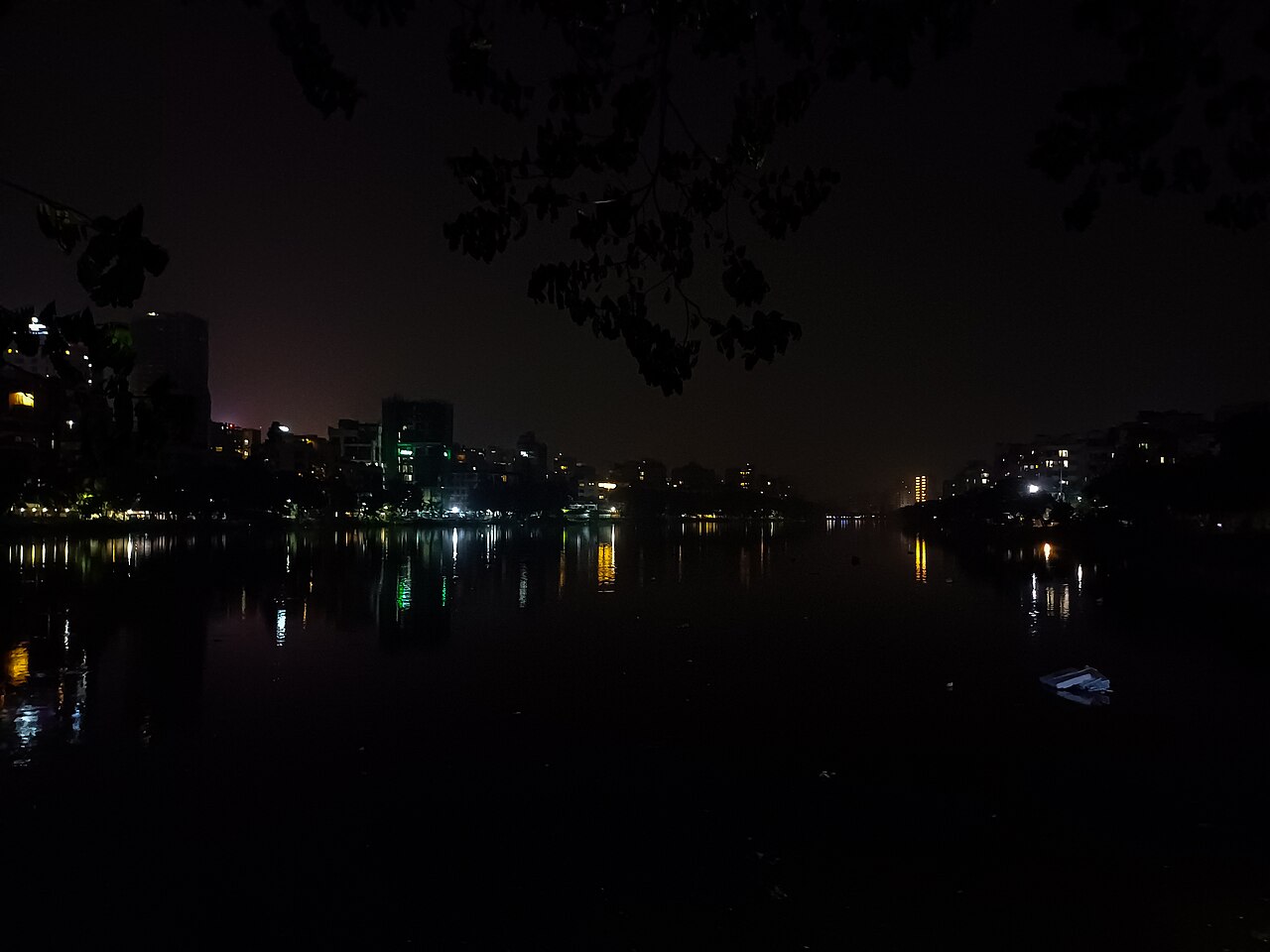 রাতের গুলশান লেক