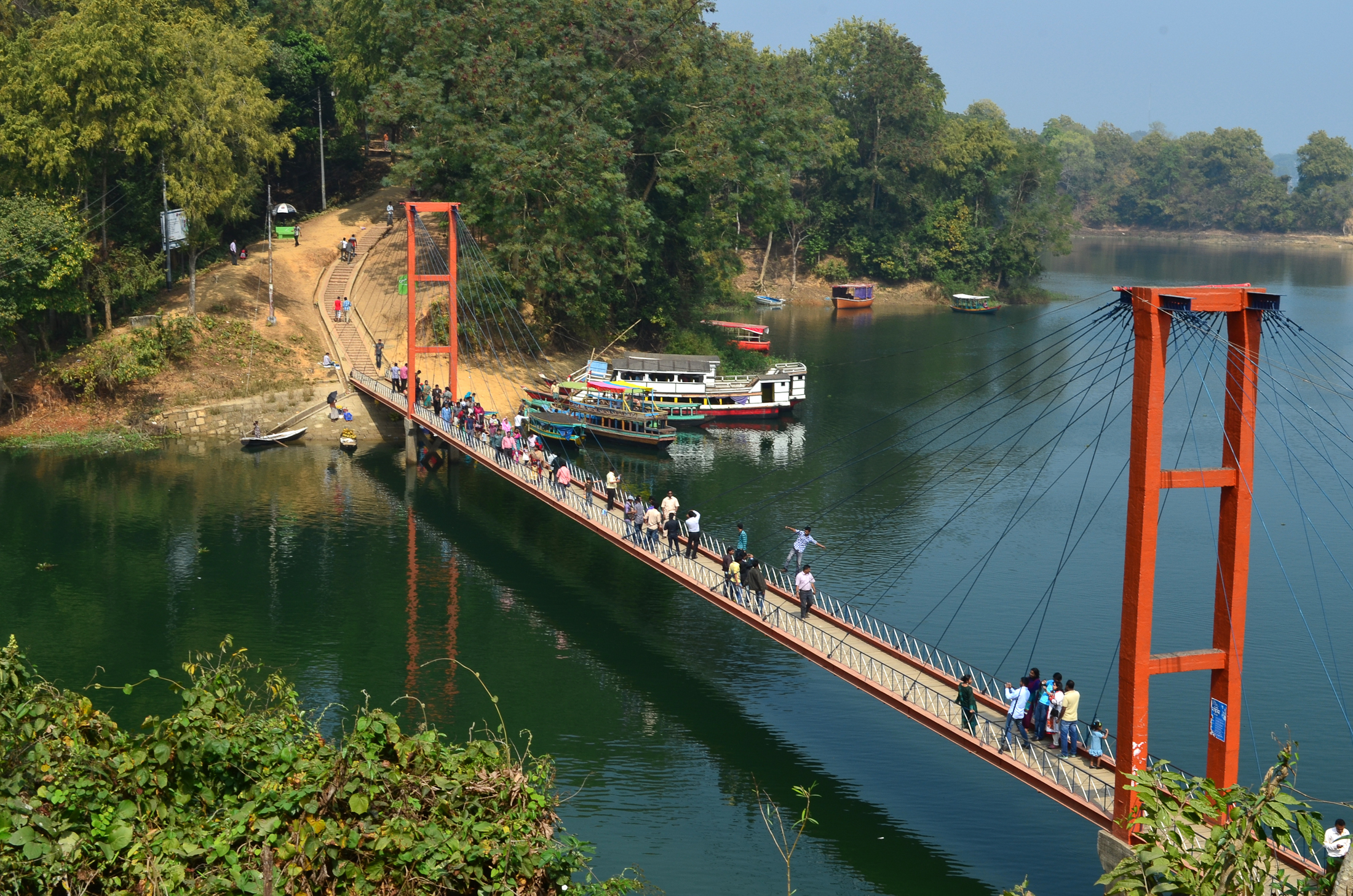 রাঙামাটির সেরা হোটেল ও রিসোর্ট 2 রাঙামাটির ঝুলন্ত সেতু, কাপ্তাই লেক