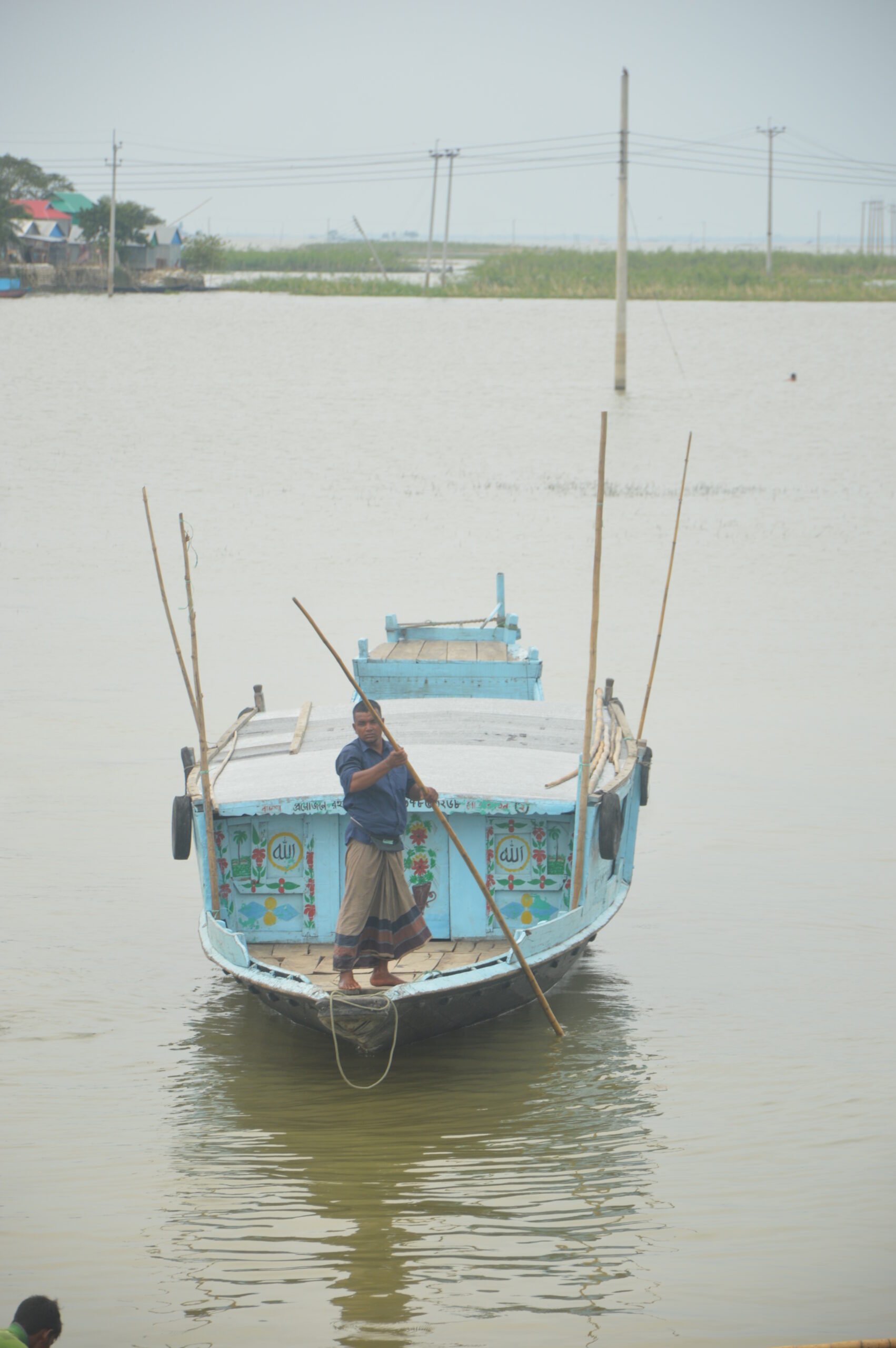 কিশোরগঞ্জের হাওরে নৌকা ভ্রমণের দৃশ্য