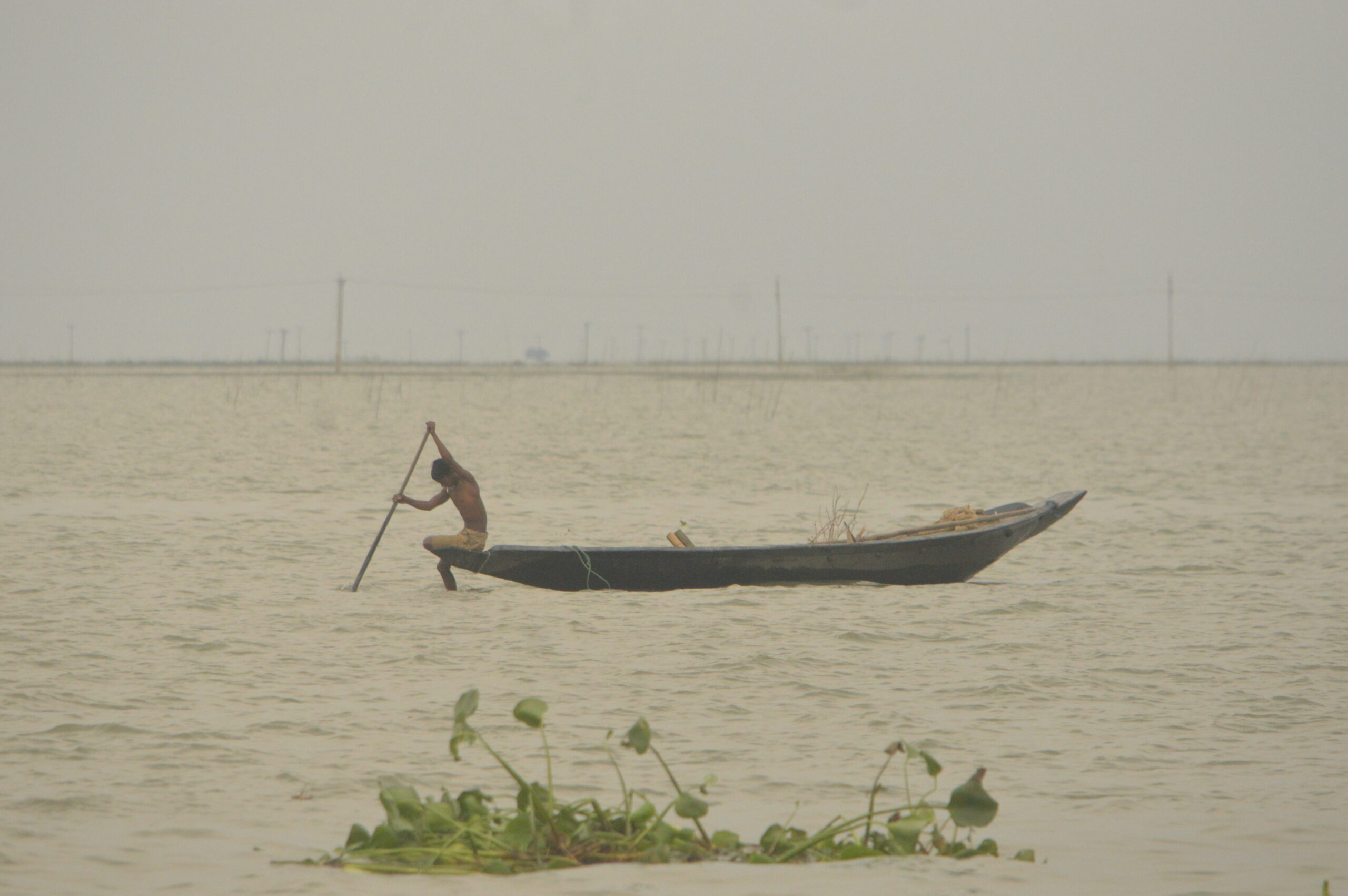 হাওরে যাতায়াতের নৌকা