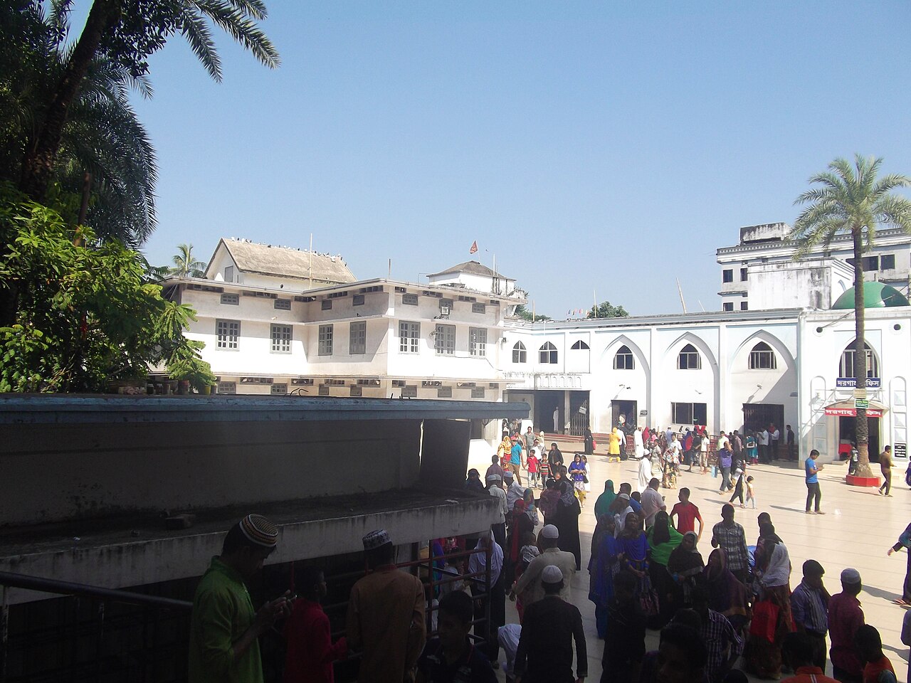 হযরত শাহজালাল (র.) দরগাহ, সিলেট — হোটেল হোলি গেটের কাছের প্রধান জিয়ারতস্থল