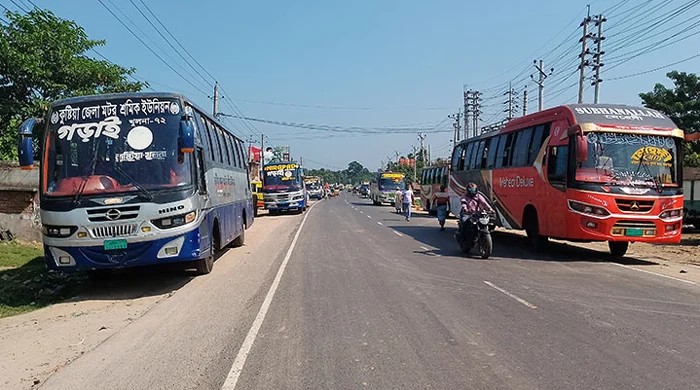 ঢাকা থেকে রাণীশংকৈল বাসের সময়সূচি ও ভাড়া 1 সড়কের পাশে দাঁড়িয়ে থাকা রঙিন আন্তঃজেলা বাস