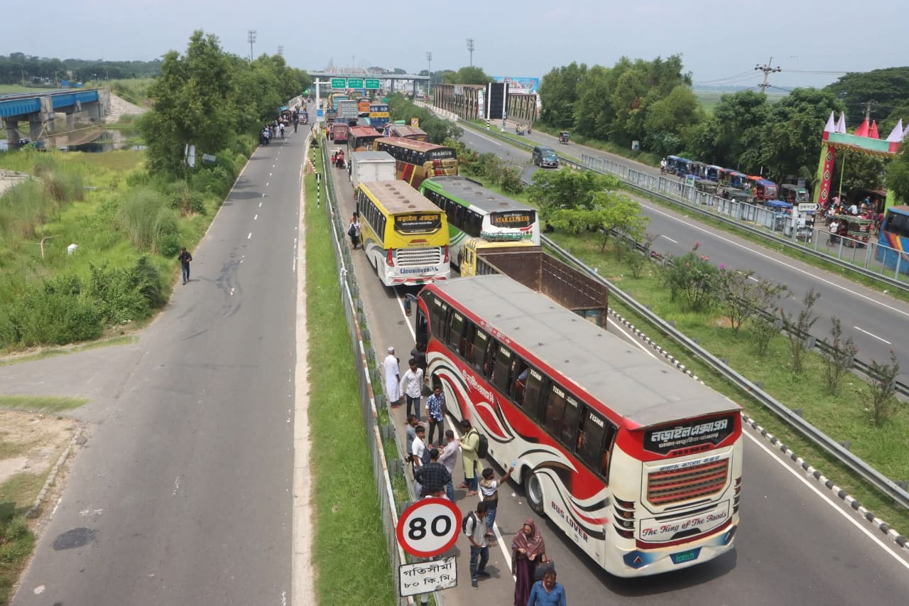 ঢাকা থেকে সৈয়দপুর বাসের সময়সূচি ও ভাড়া 1 মহাসড়কের পাশে থামানো রঙিন আন্তঃজেলা বাস