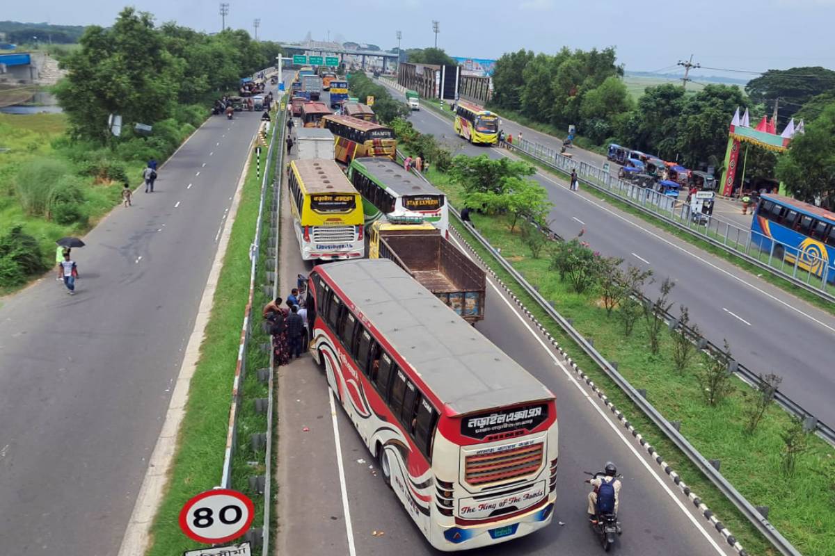 মহাসড়কে চলমান একাধিক দূরপাল্লার বাস