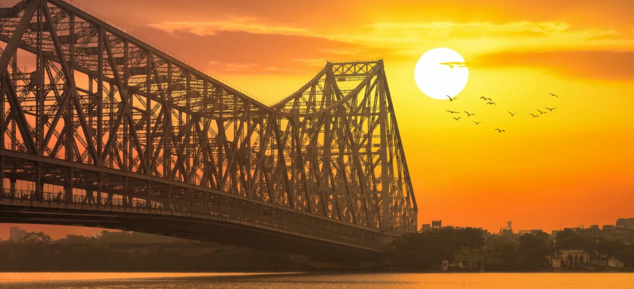ঢাকা থেকে কলকাতা বাসের সময়সূচি ও ভাড়া 2 সূর্যাস্তে হাওড়া ব্রিজ, কলকাতা
