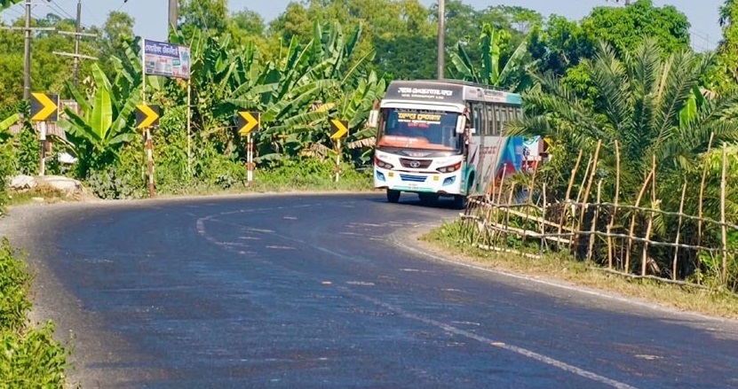 গ্রামীণ সবুজ সড়কে চলমান বাস