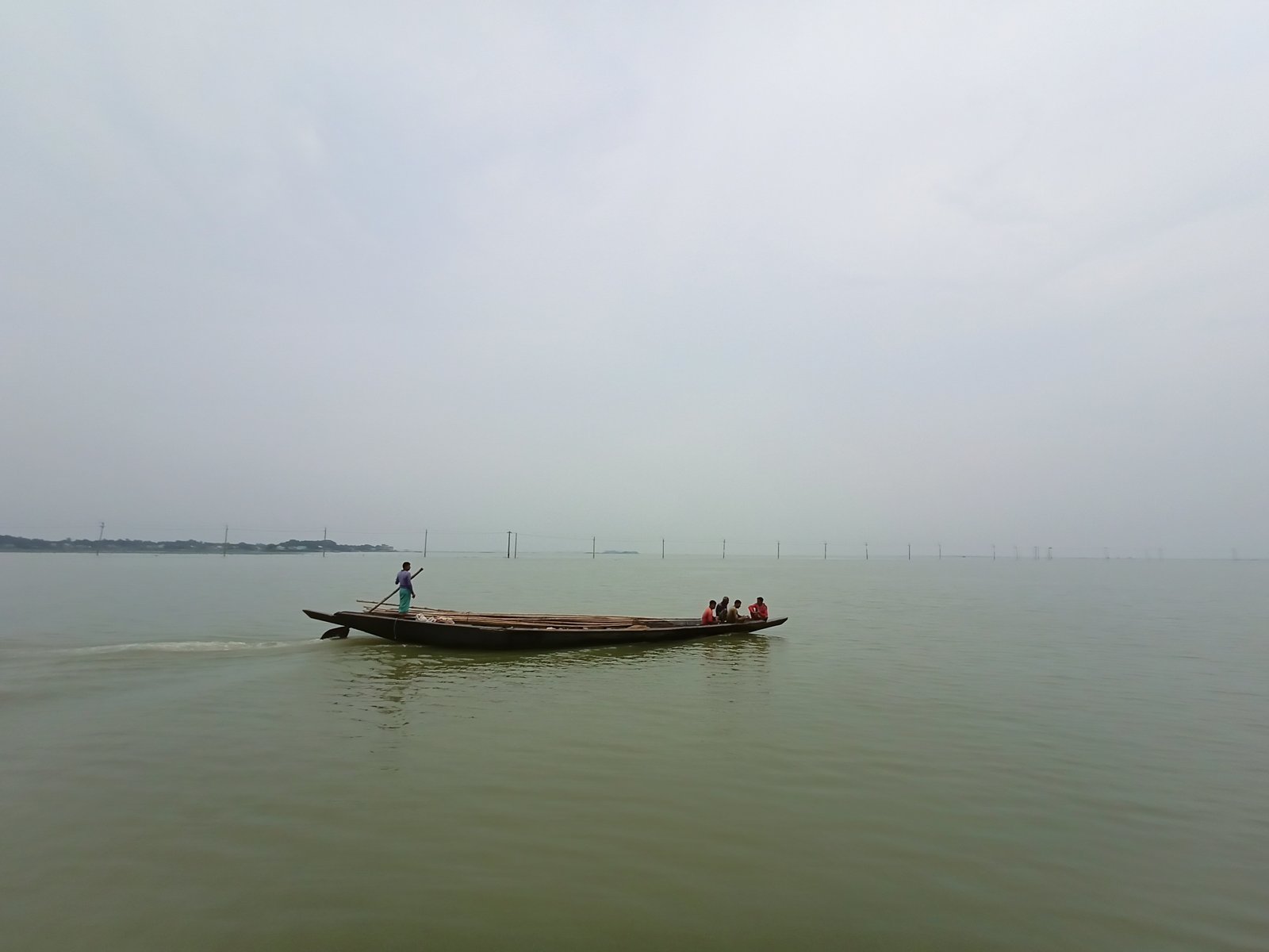 নিকলী হাওর ভ্রমণ গাইড: নৌকা ভাড়া, যাওয়ার উপায়, থাকা-খাওয়া ও একদিনের প্ল্যান 3 নিকলী হাওরের পাশে গ্রাম ও খোলা জলরাশি
