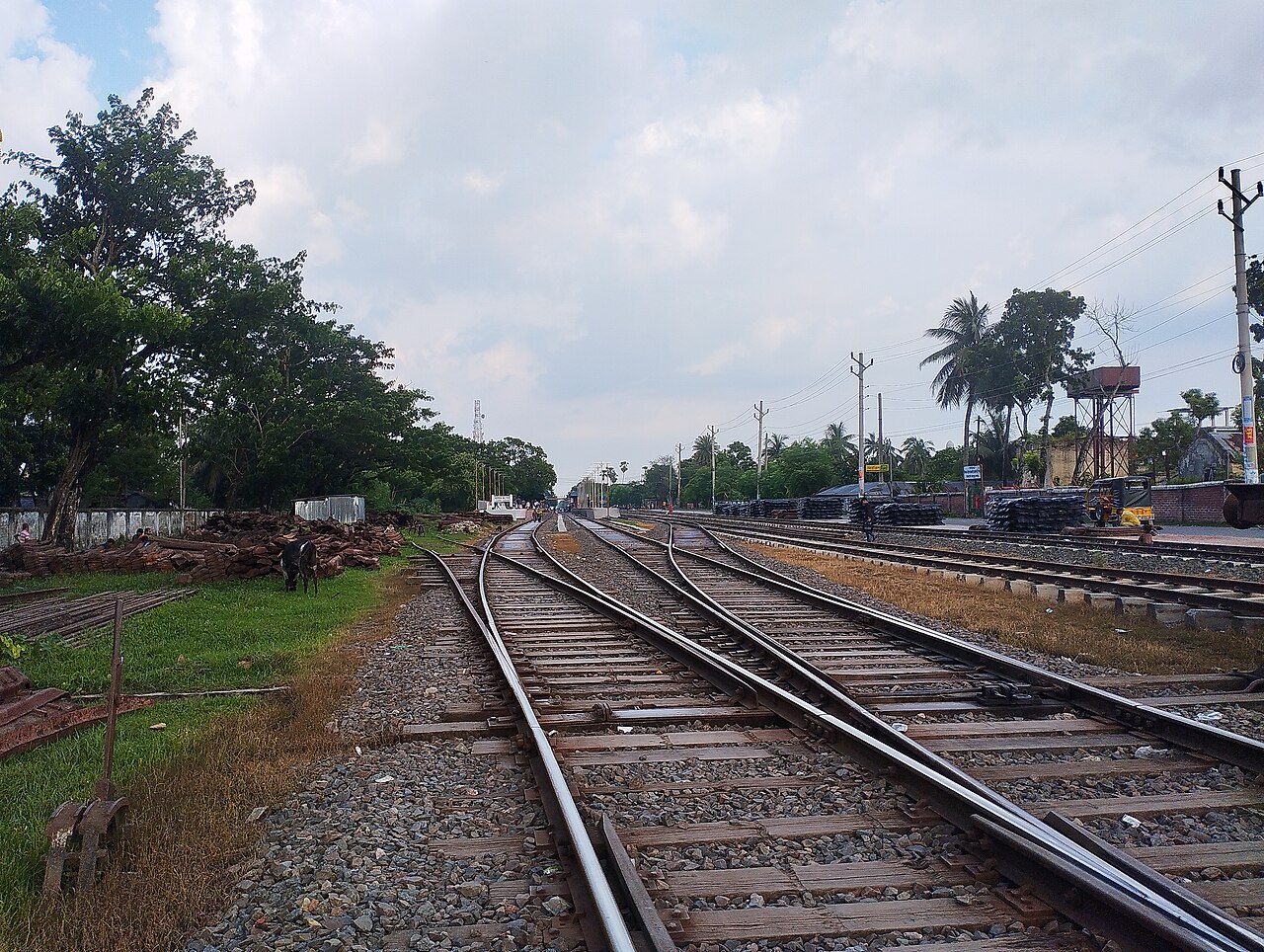 যশোর জংশন রেলওয়ে স্টেশনের কাছে রেললাইন