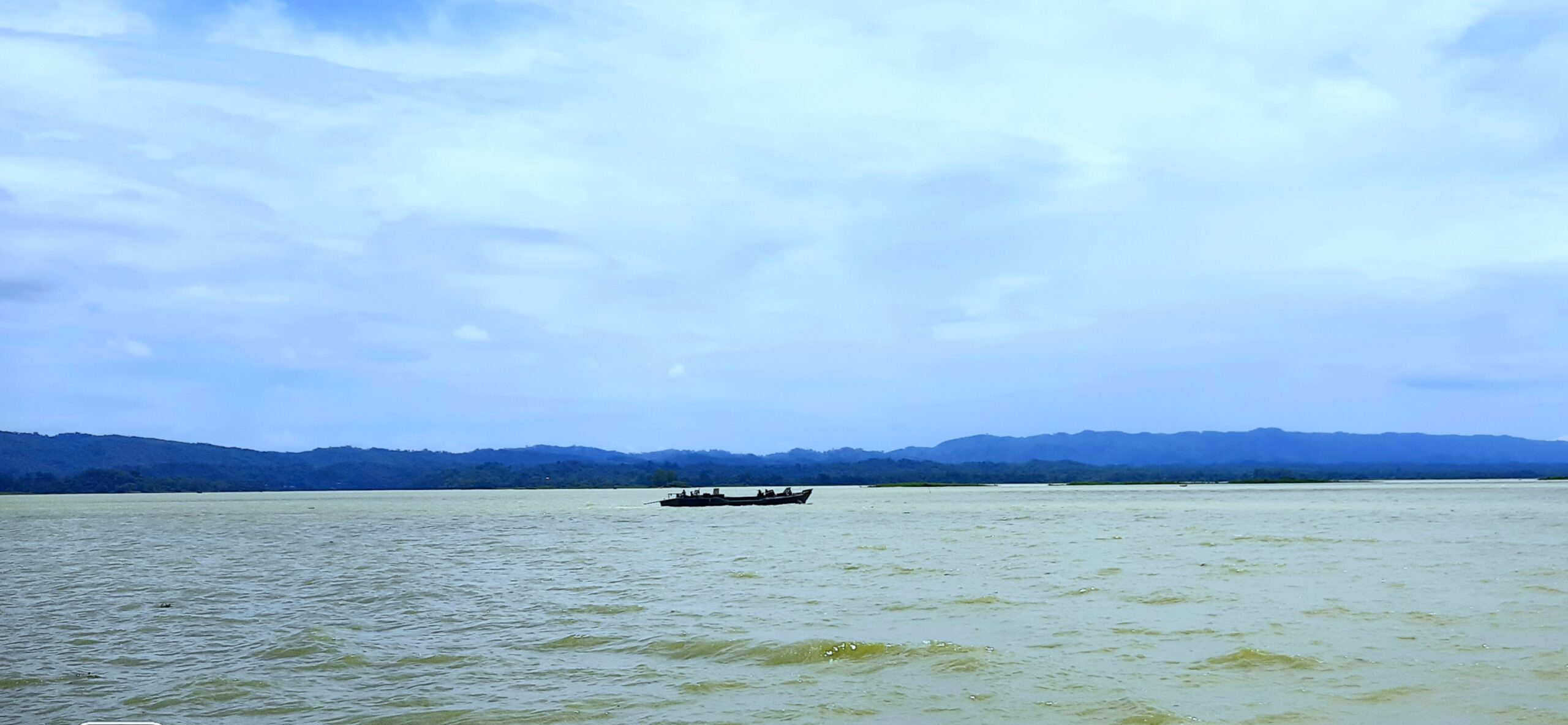 কাপ্তাই লেকে নৌকা ভ্রমণ