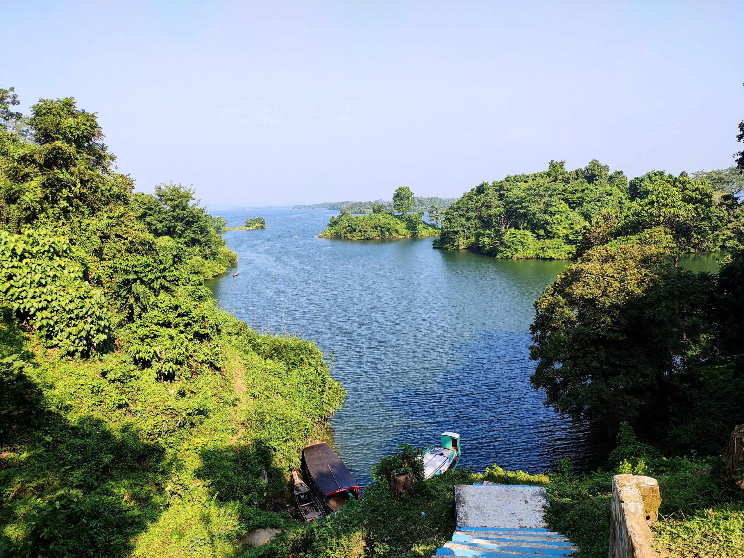 রাঙামাটির সেরা হোটেল ও রিসোর্ট 4 নেভি ক্যাম্প পিকনিক স্পট থেকে কাপ্তাই লেকের দৃশ্য