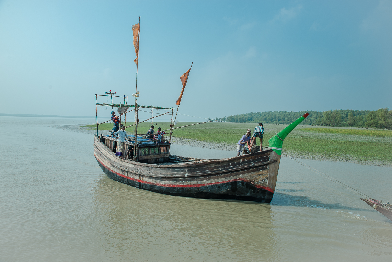 চর কুকরি মুকরি ভ্রমণ গাইড: ভোলার বন্যপ্রাণী অভয়ারণ্য ও সাগরপাড়ের চর 4 চর কুকরি মুকরির খালে নৌকা
