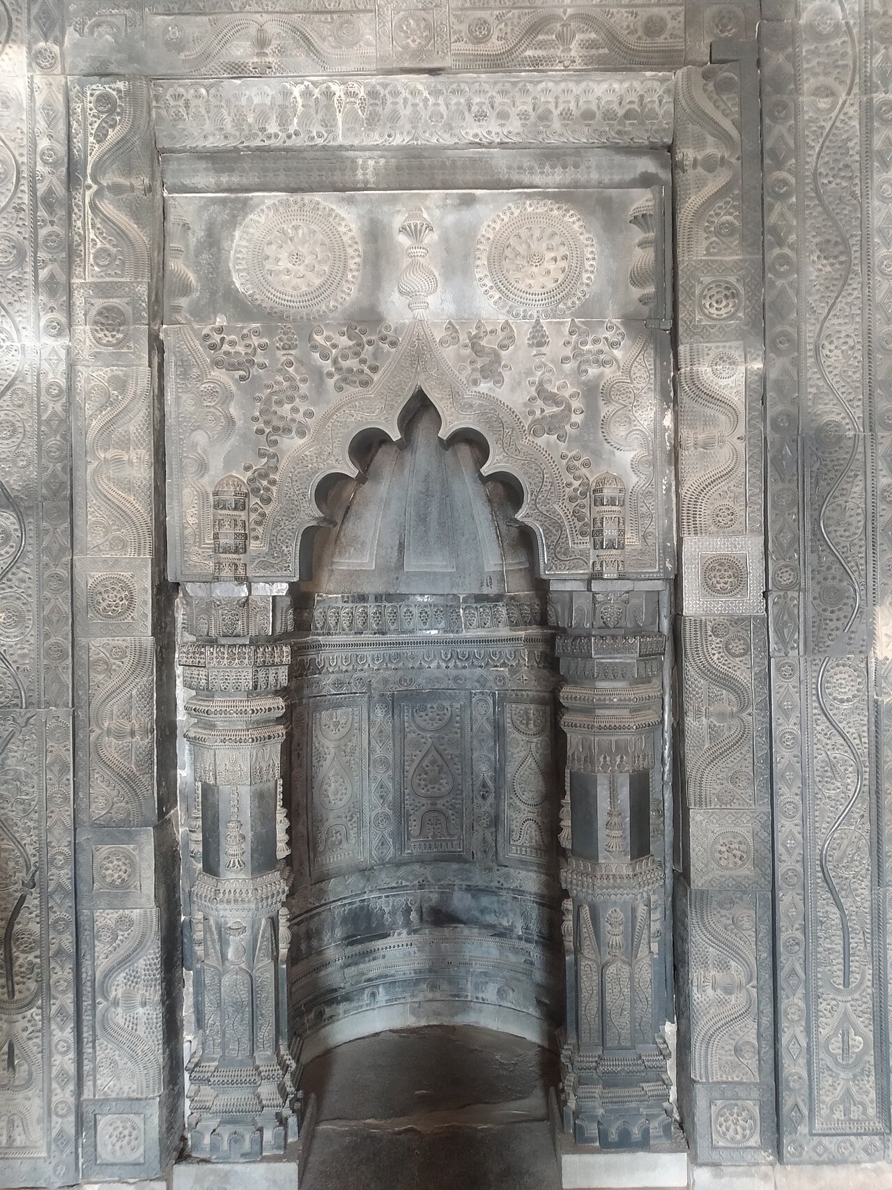 কুসুম্বা মসজিদ নওগাঁ: পাথরের মুঘল স্থাপত্য 2 কুসুম্বা মসজিদের মেহরাব
