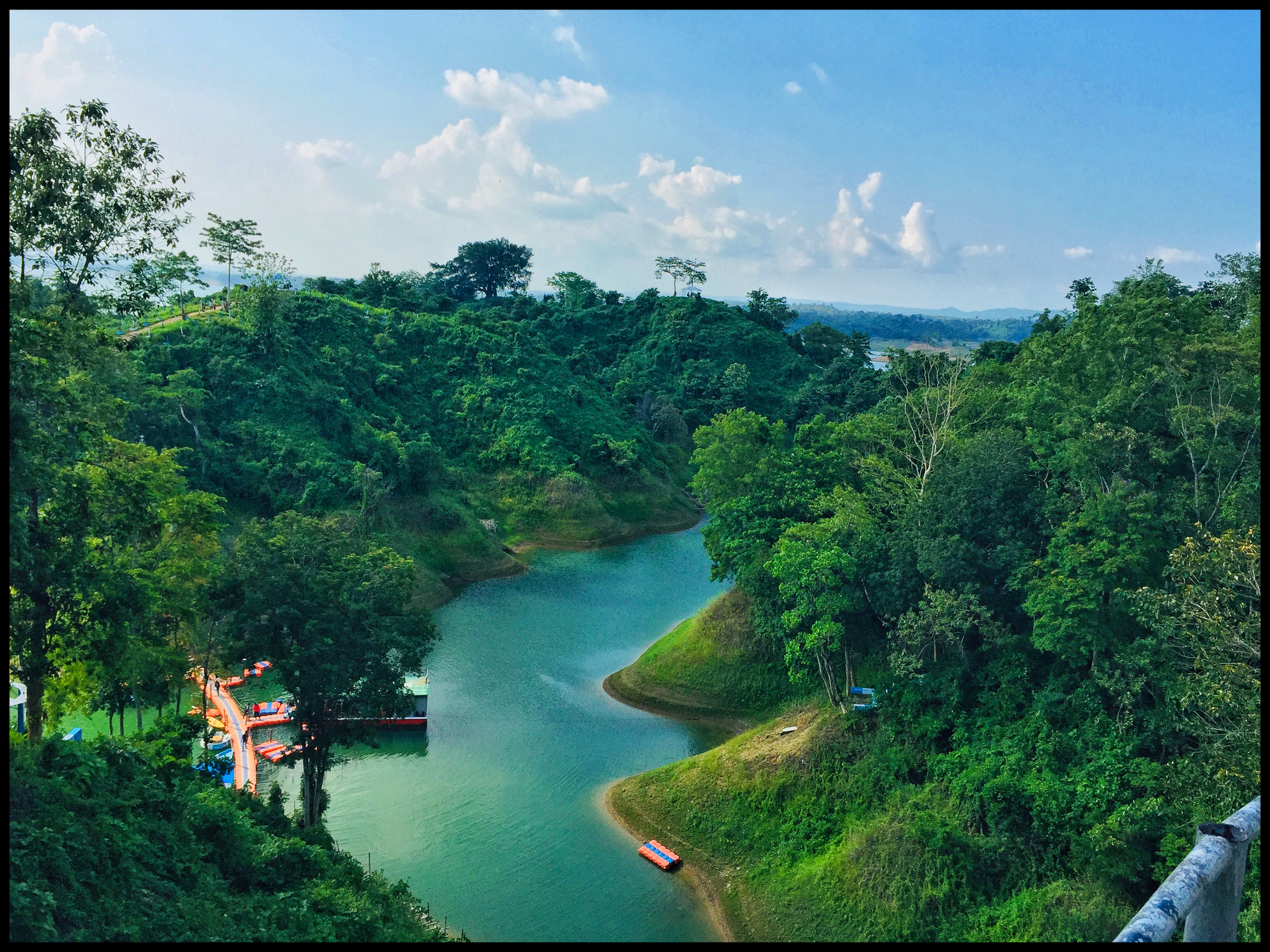 কাপ্তাই লেক: রাঙ্গামাটির কৃত্রিম হ্রদ ভ্রমণ গাইড 3 কাপ্তাই লেকের বিস্তৃত জলরাশি ও পাহাড়