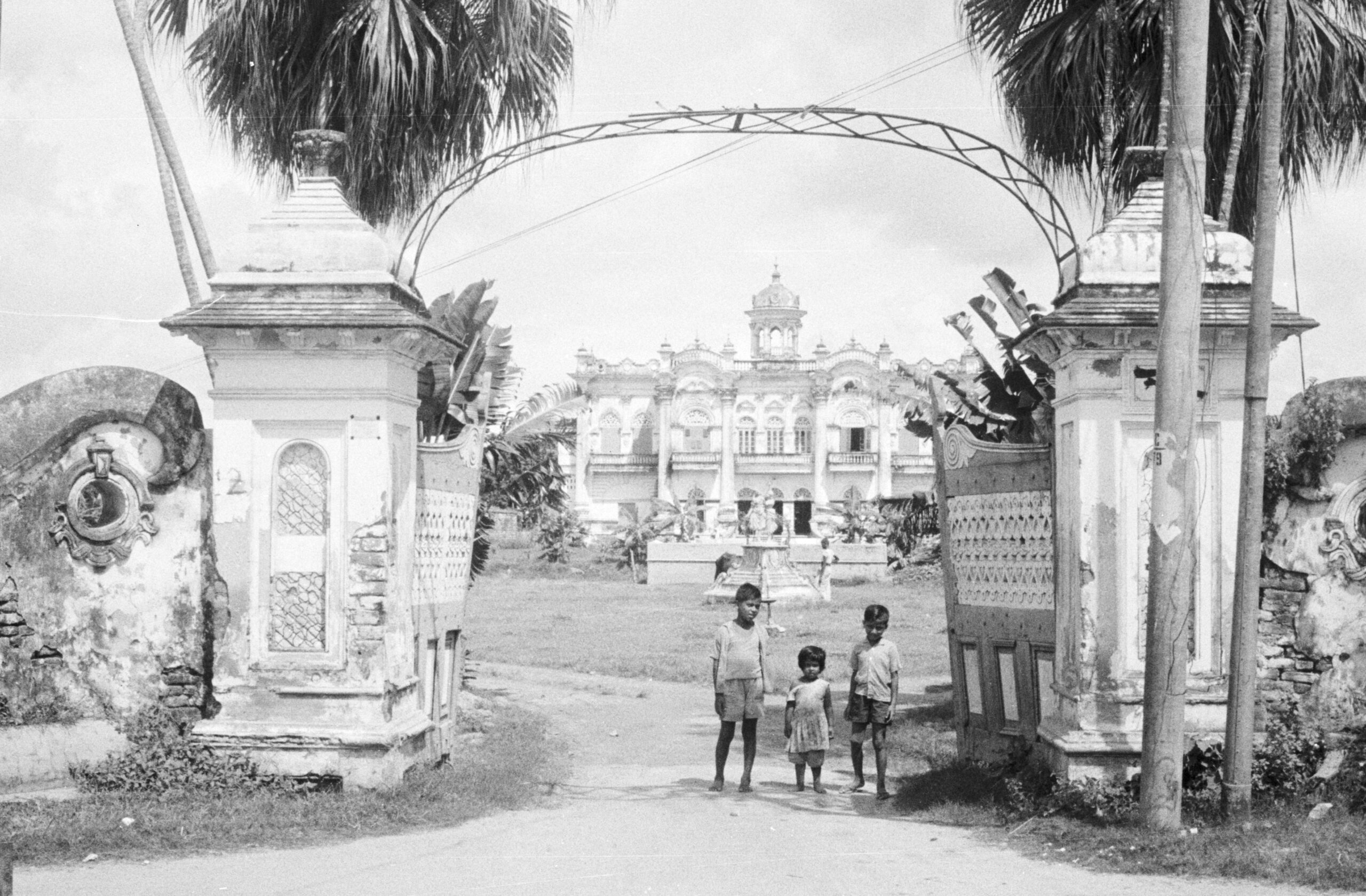 রোজ গার্ডেন ম্যানশনের প্রবেশপথ টিকাটুলি