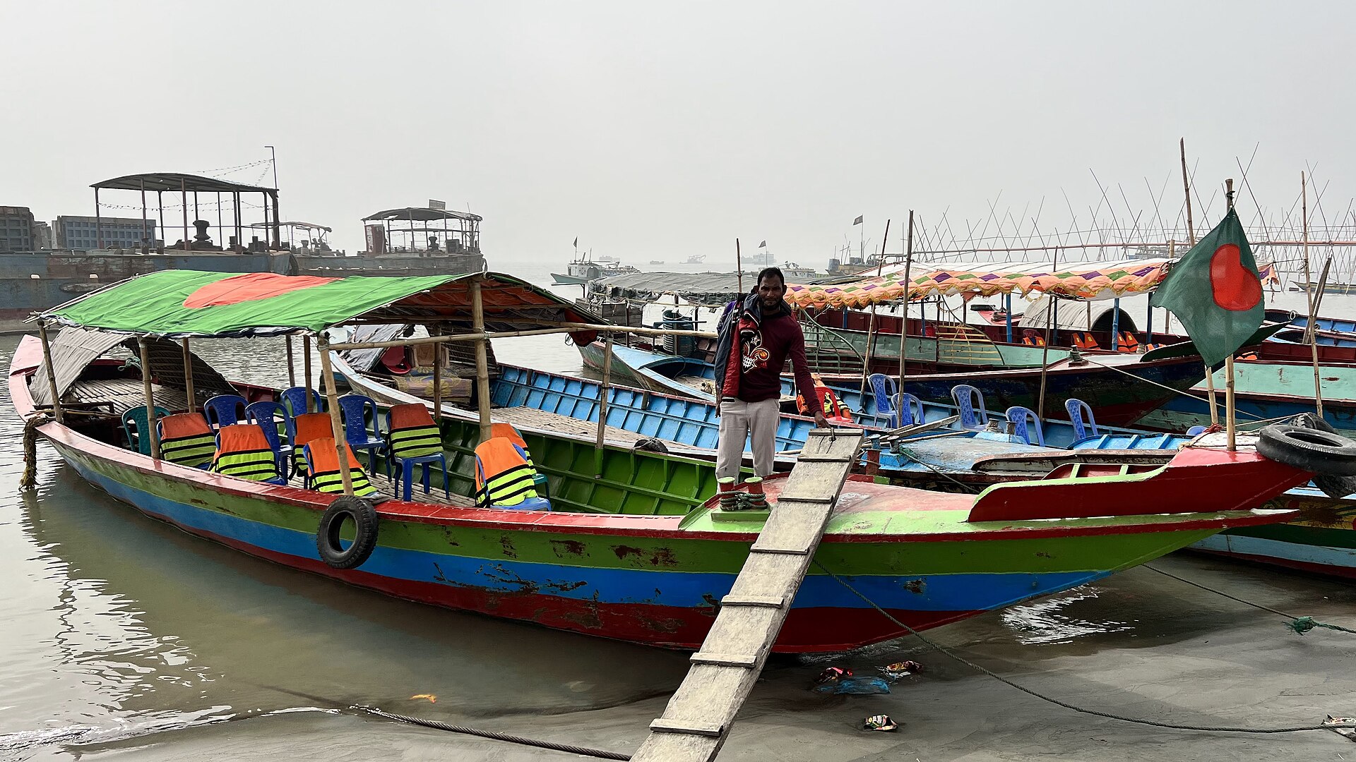 ঢাকার কাছে বাজেট রিসোর্ট: 7টি সেরা ঠিকানার সম্পূর্ণ গাইড 3 মাওয়া ফেরিঘাটে পর্যটক নৌকা — লৌহজংয়ের পদ্মা রিসোর্ট এই রুটেই (প্রতিনিধিত্বমূলক ছবি)