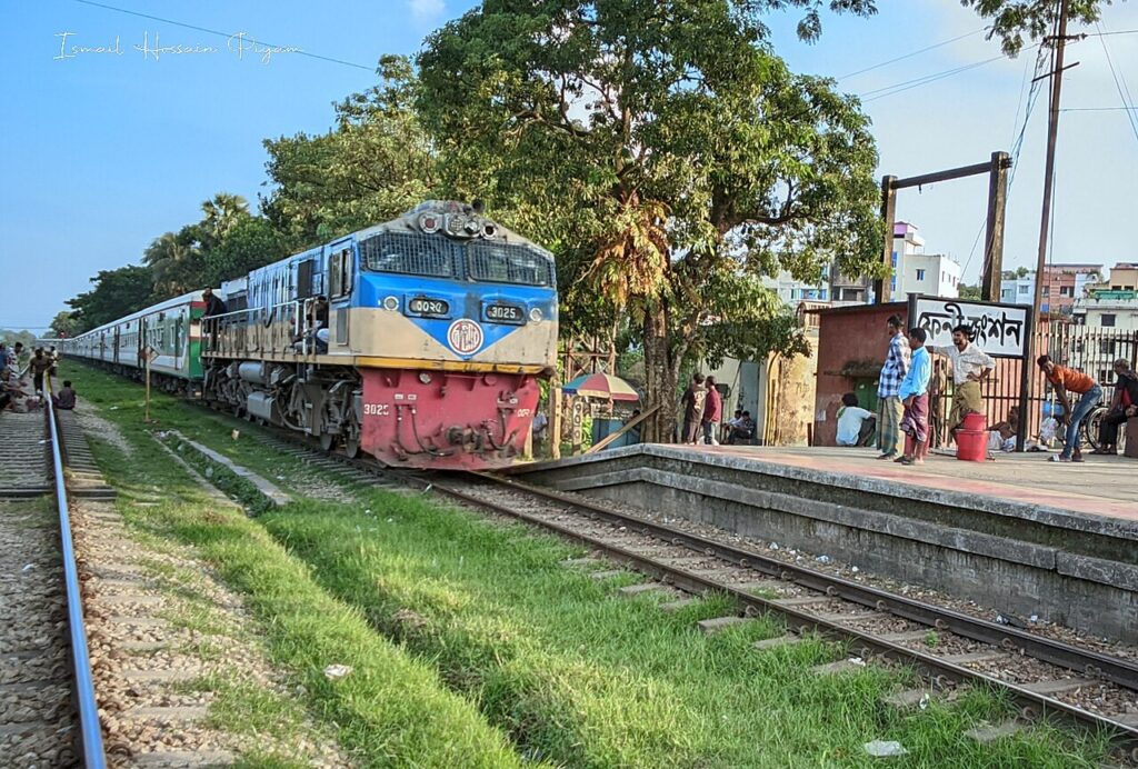মহানগর গোধূলি এক্সপ্রেস ট্রেন