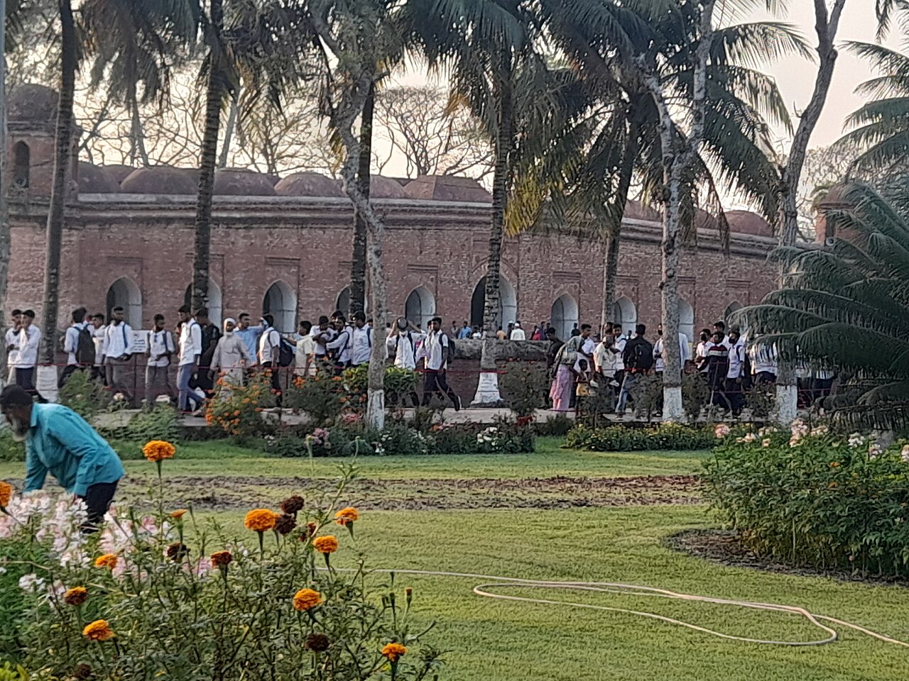 ষাট গম্বুজ মসজিদের দৃশ্য