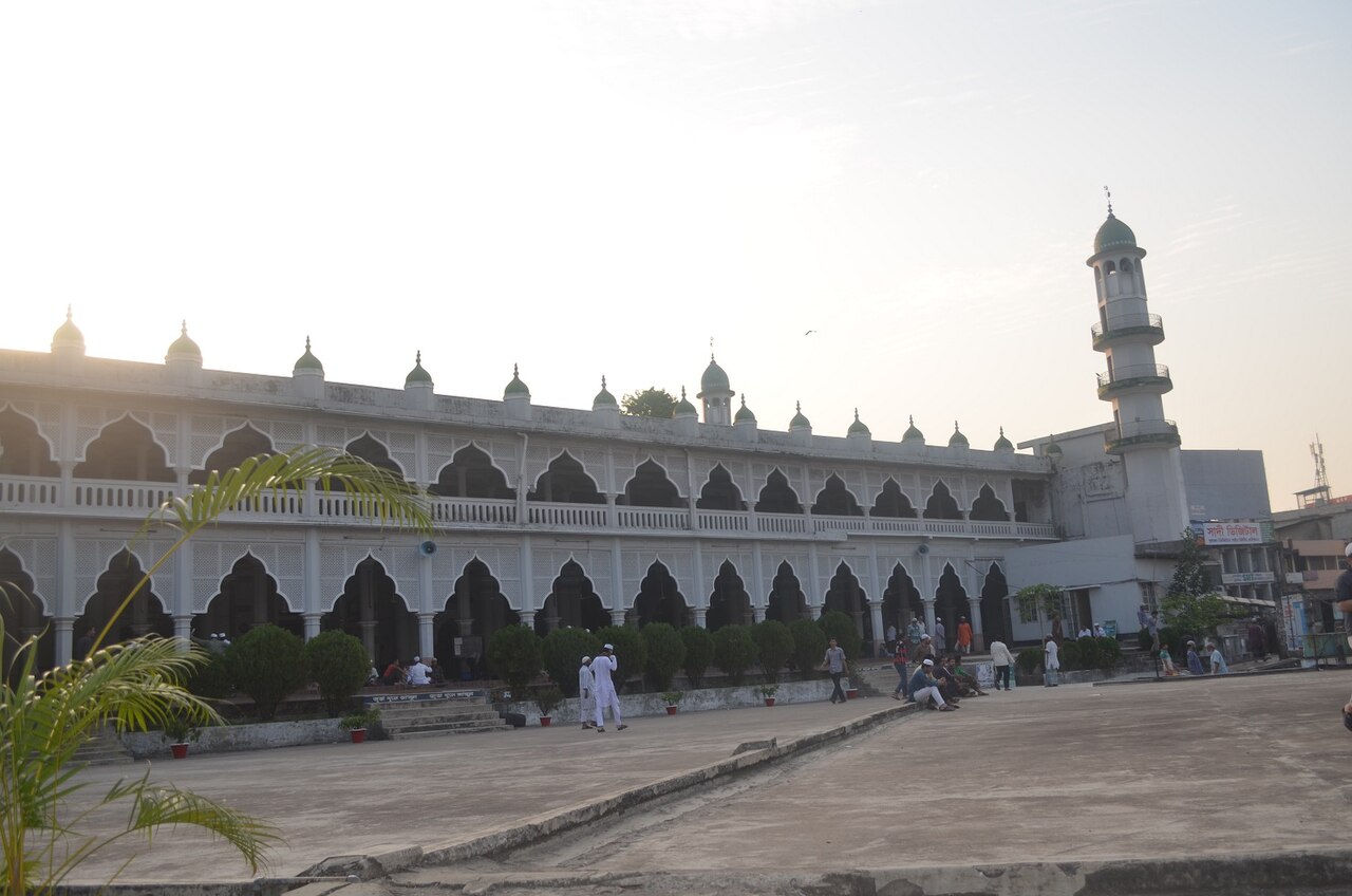 আন্দরকিল্লা শাহী জামে মসজিদ: চট্টগ্রামের মুঘল ঐতিহ্য 2 আন্দরকিল্লা শাহী জামে মসজিদের ভেতরের দৃশ্য