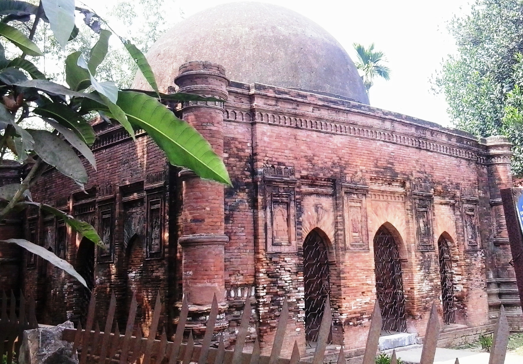 গোয়ালদি মসজিদ: সোনারগাঁওয়ের 500 বছরের পুরোনো সুলতানি মসজিদ ভ্রমণ গাইড 1 গোয়ালদি মসজিদের সামনের দিক, সোনারগাঁও