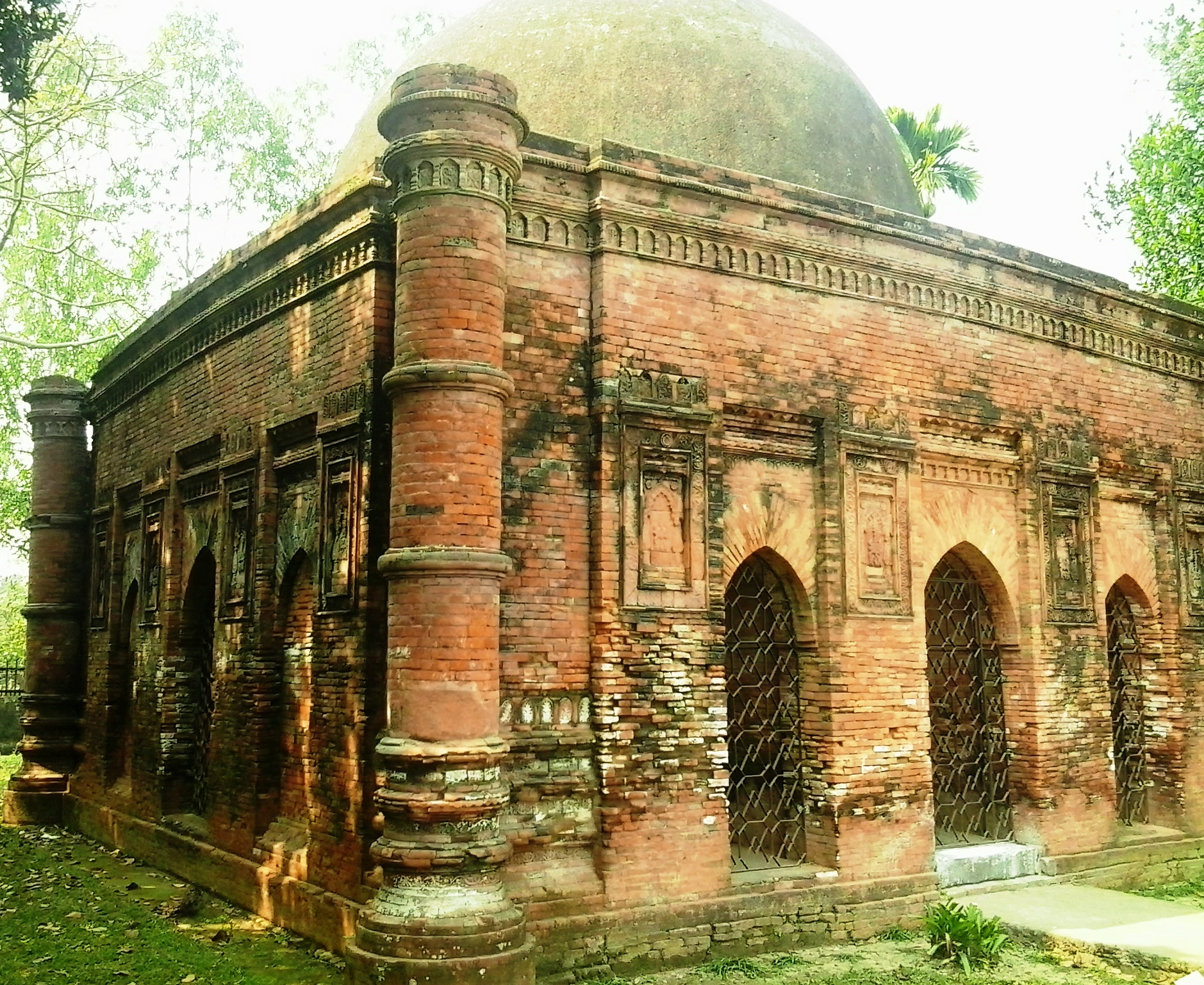 গোয়ালদি মসজিদ: সোনারগাঁওয়ের 500 বছরের পুরোনো সুলতানি মসজিদ ভ্রমণ গাইড 4 গোয়ালদি মসজিদের কোণার দিক থেকে তোলা ছবি