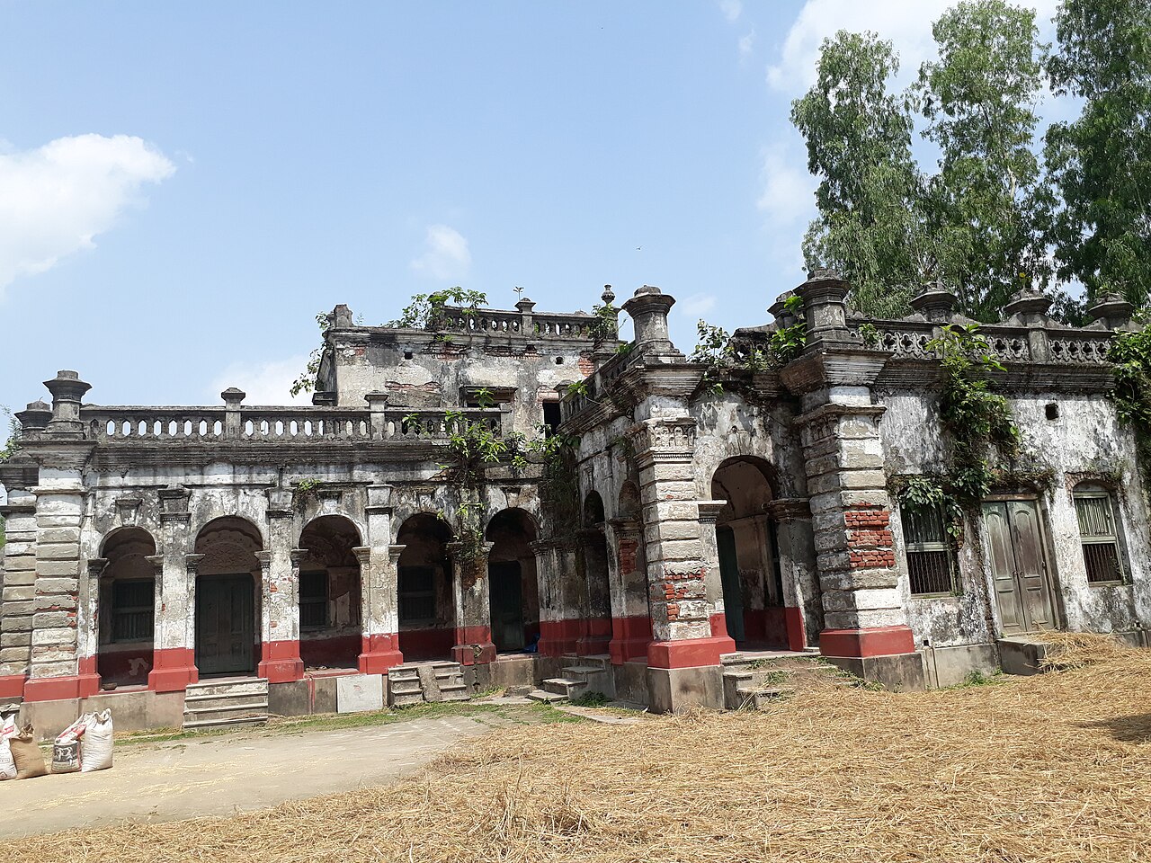 মুন্সি বাড়ি: ঐতিহ্যের স্মৃতি 2 মুন্সি বাড়ির সম্মুখভাগ